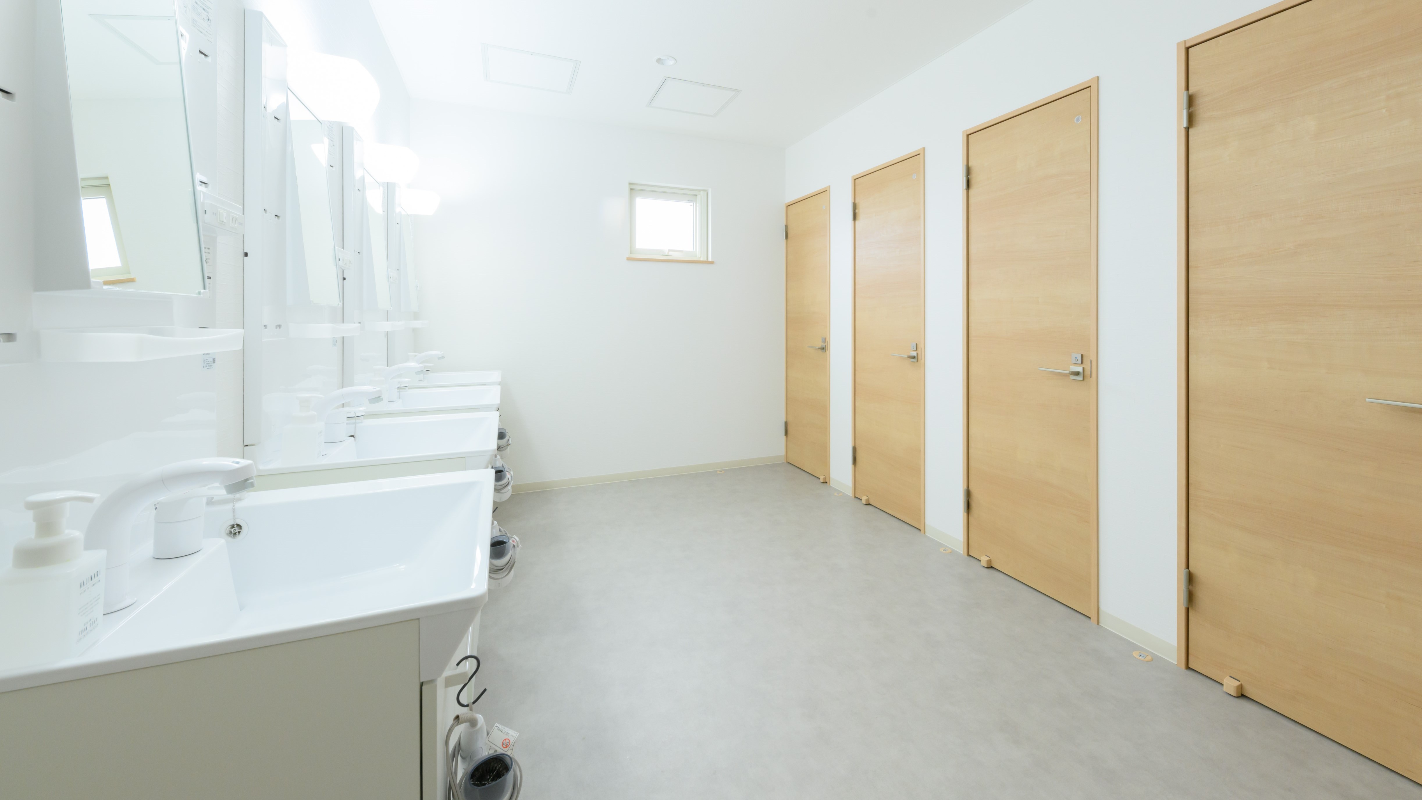 トイレ・洗面台は1階と2階にそれぞれ複数ご用意しております。