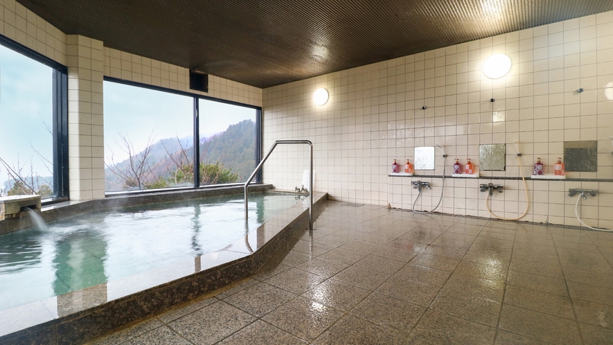 #庄内一の眺望風呂＿冷鉱泉の自家源泉が楽しめる大浴場は絶景が楽しめます。