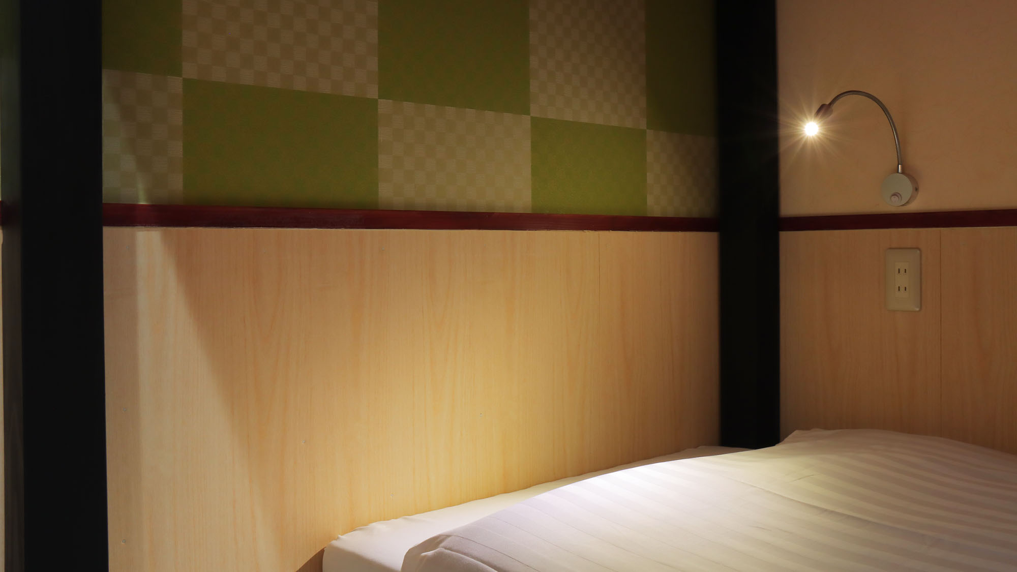 【本館洋室】各ベッドにはヘッドライトとコンセントが設置してあり機能的。