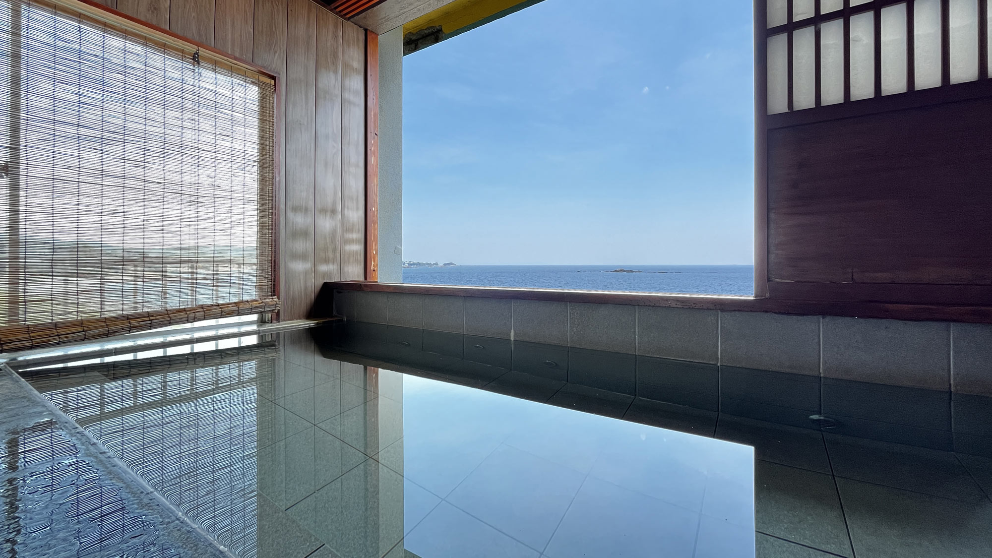 施設_貸切露天風呂_3Fの貸切風呂。景色は海一面の絶景*