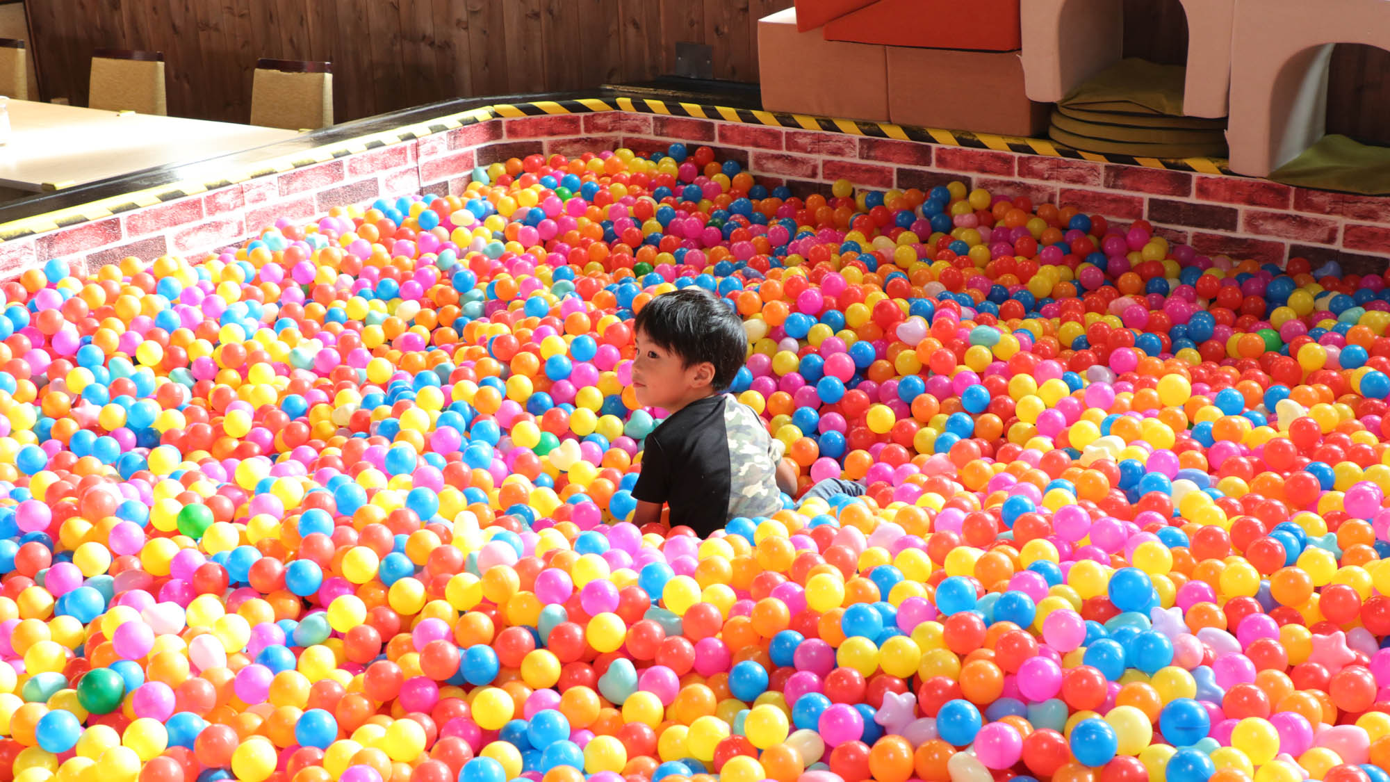 施設_ボールプール_食事処中央にある本気のボールプール。食事に飽きても遊べます！*