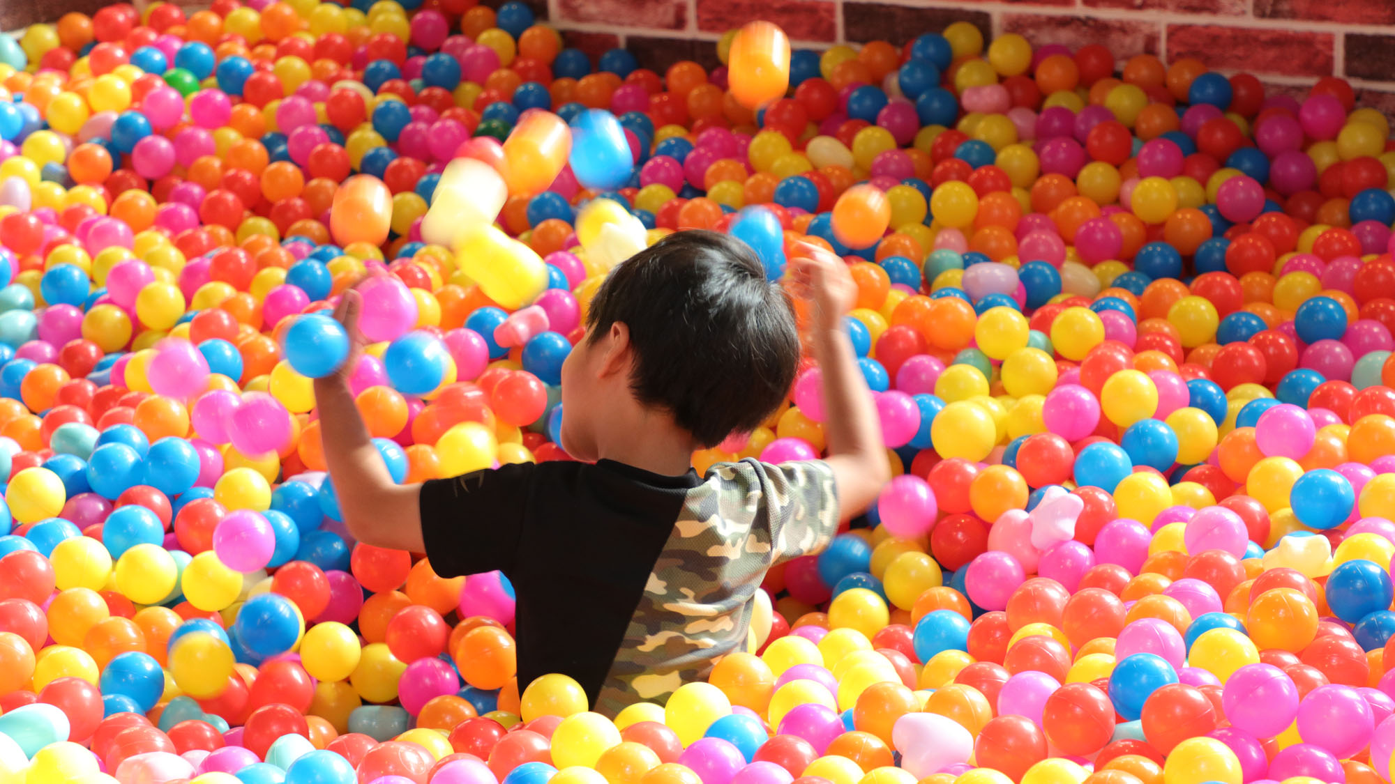 施設_ボールプール_食事処中央にある本気のボールプール。食事に飽きても遊べます！*
