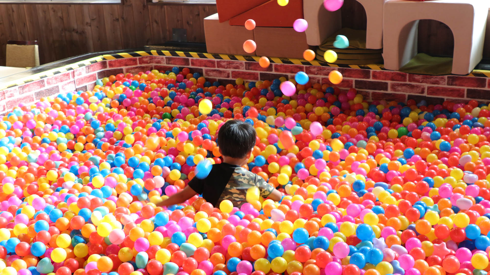 施設_ボールプール_食事処中央にある本気のボールプール。食事に飽きても遊べます！*