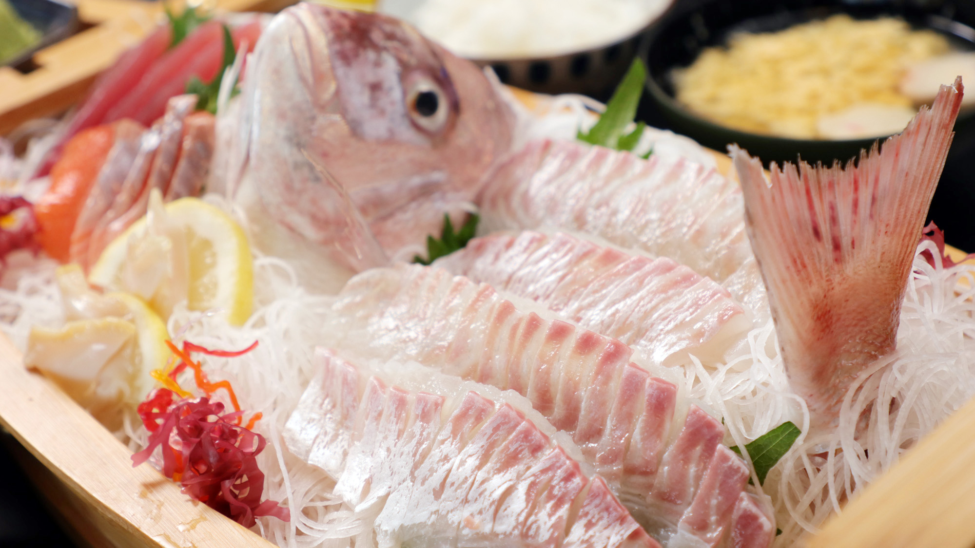 料理_夕食_食事前に生け簀で釣った鯛をそのまま姿造りに！*