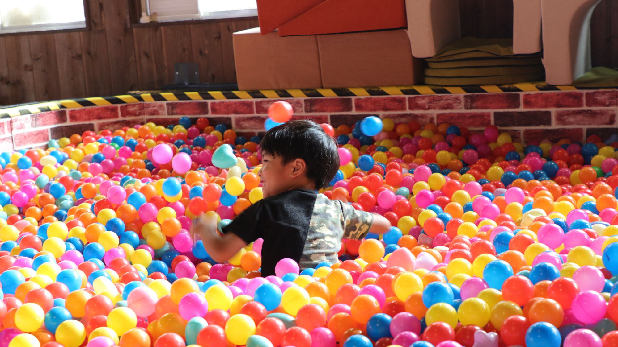 施設_ボールプール_食事処中央にある本気のボールプール。食事に飽きても遊べます！*