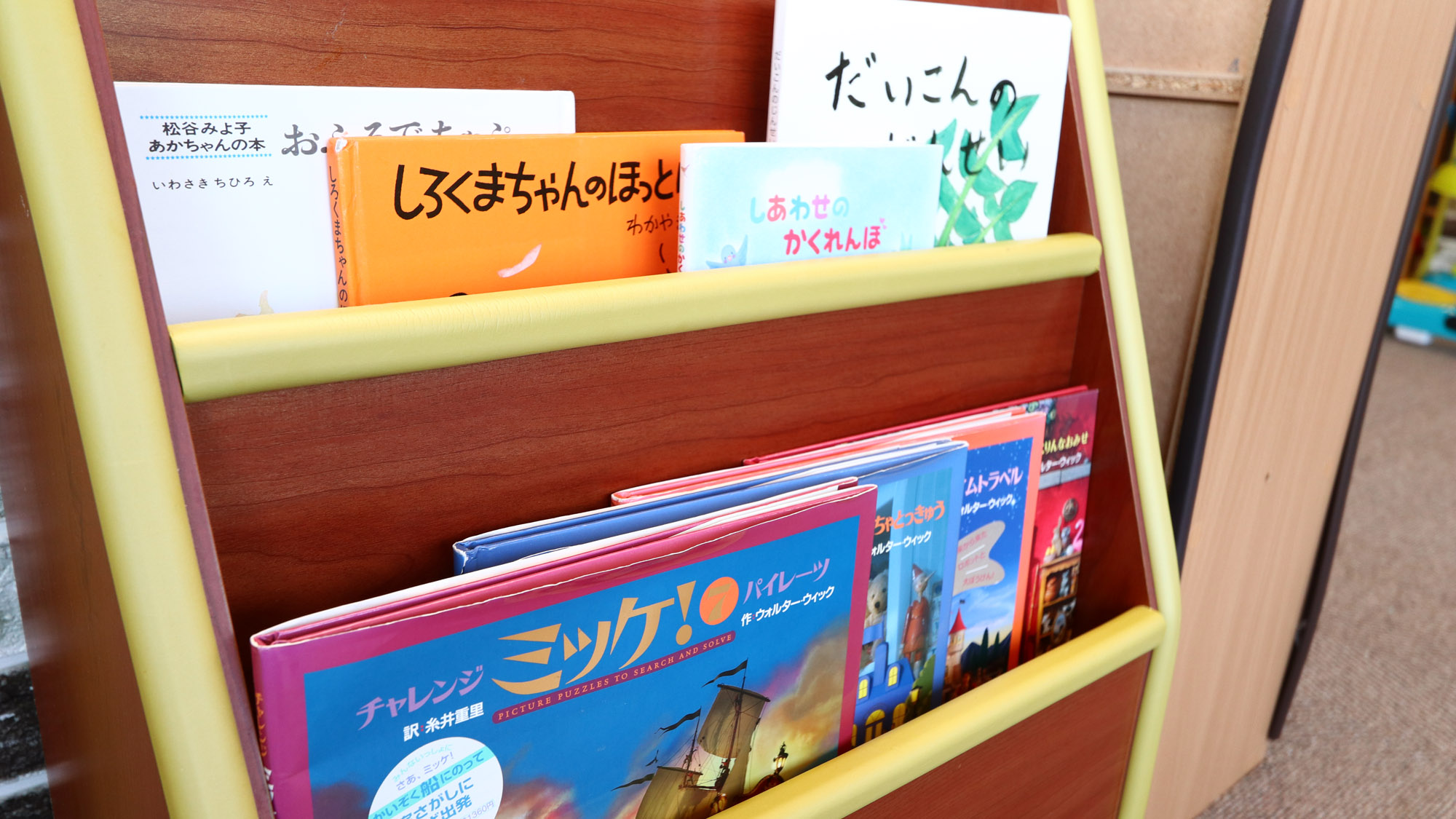 施設_キッズスペース_お子様本、絵本あります*