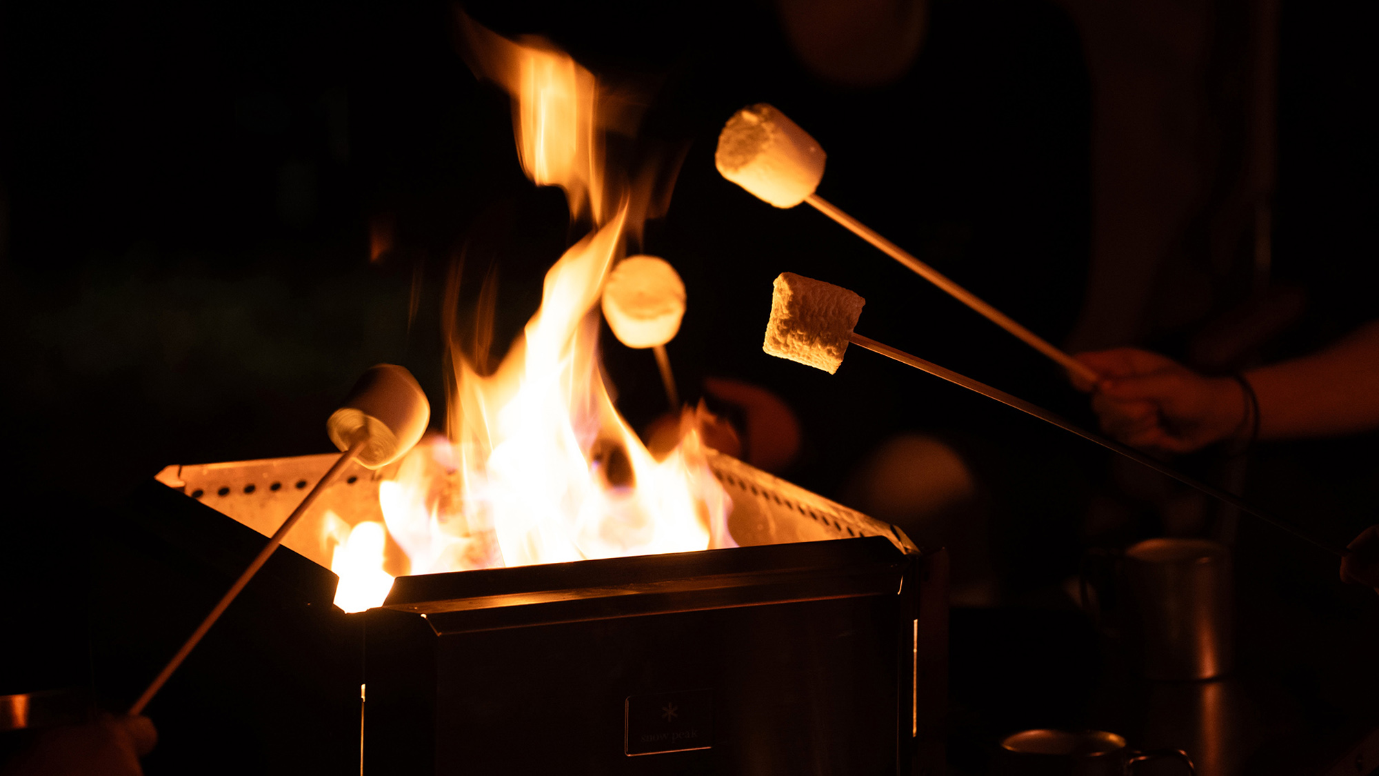 ・【焚火】アウトドアの定番、焼きマシュマロ！中はとろっとしてより美味しく感じること間違いなし