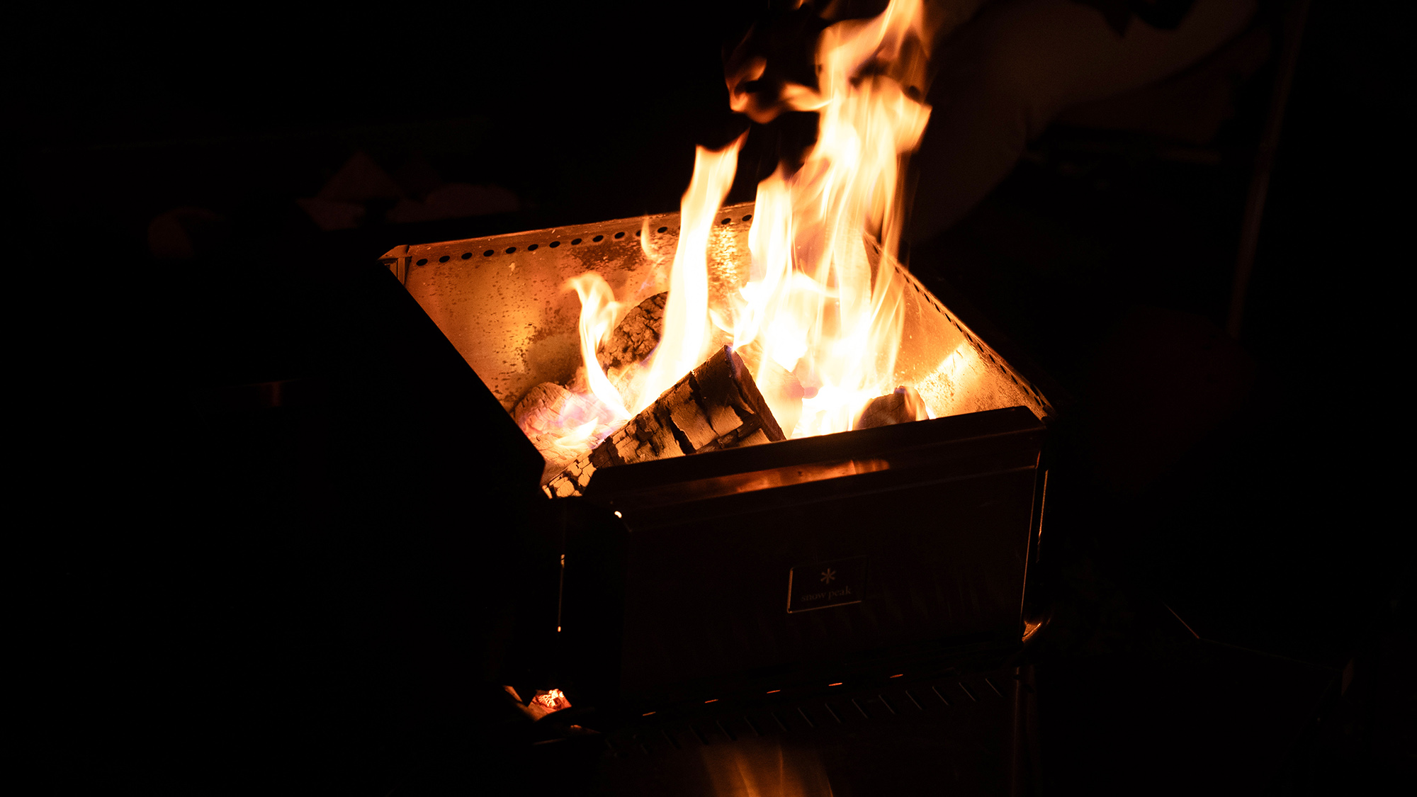 ・【焚火】揺らめく炎とパチパチと鳴る音。五感で感じる焚火のあたたかさに心も癒されます
