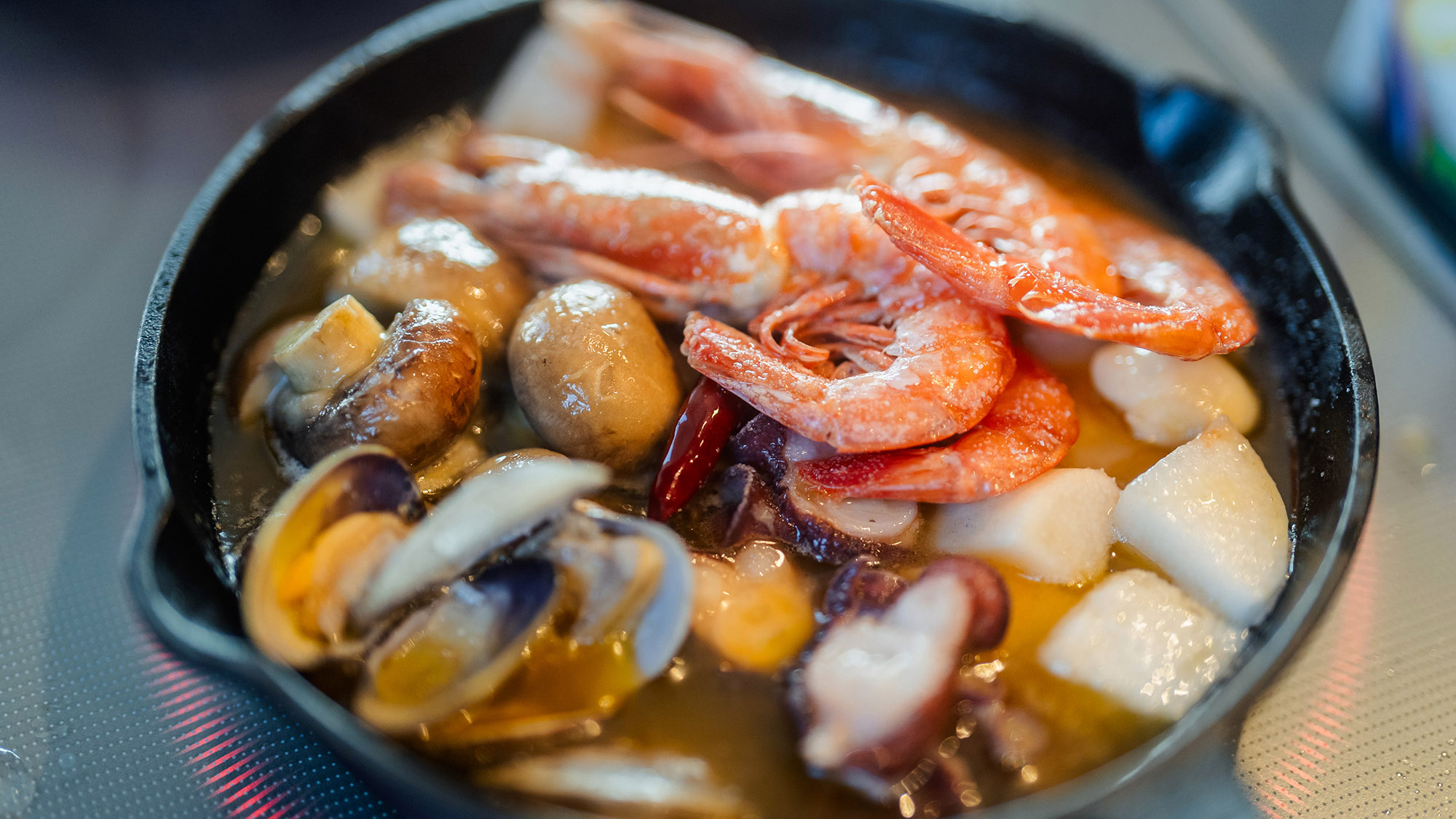 ・【夕食一例】海の幸の旨みがしみ込んだ魚貝のアヒージョ(有料・要予約)