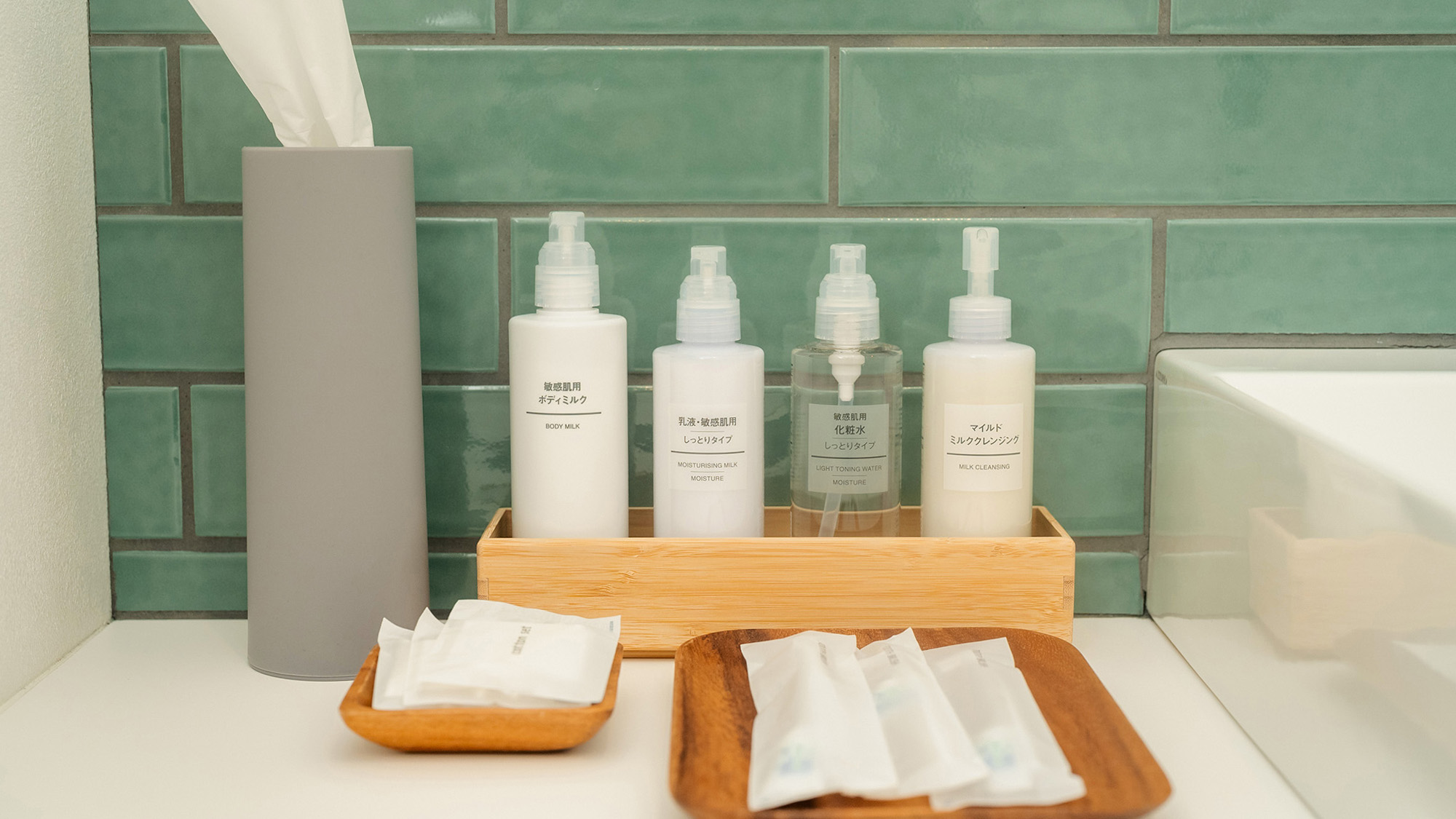 ・【アメニティ】化粧水、乳液、クレンジングなどをご用意。サウナ後のスキンケアにもご利用ください
