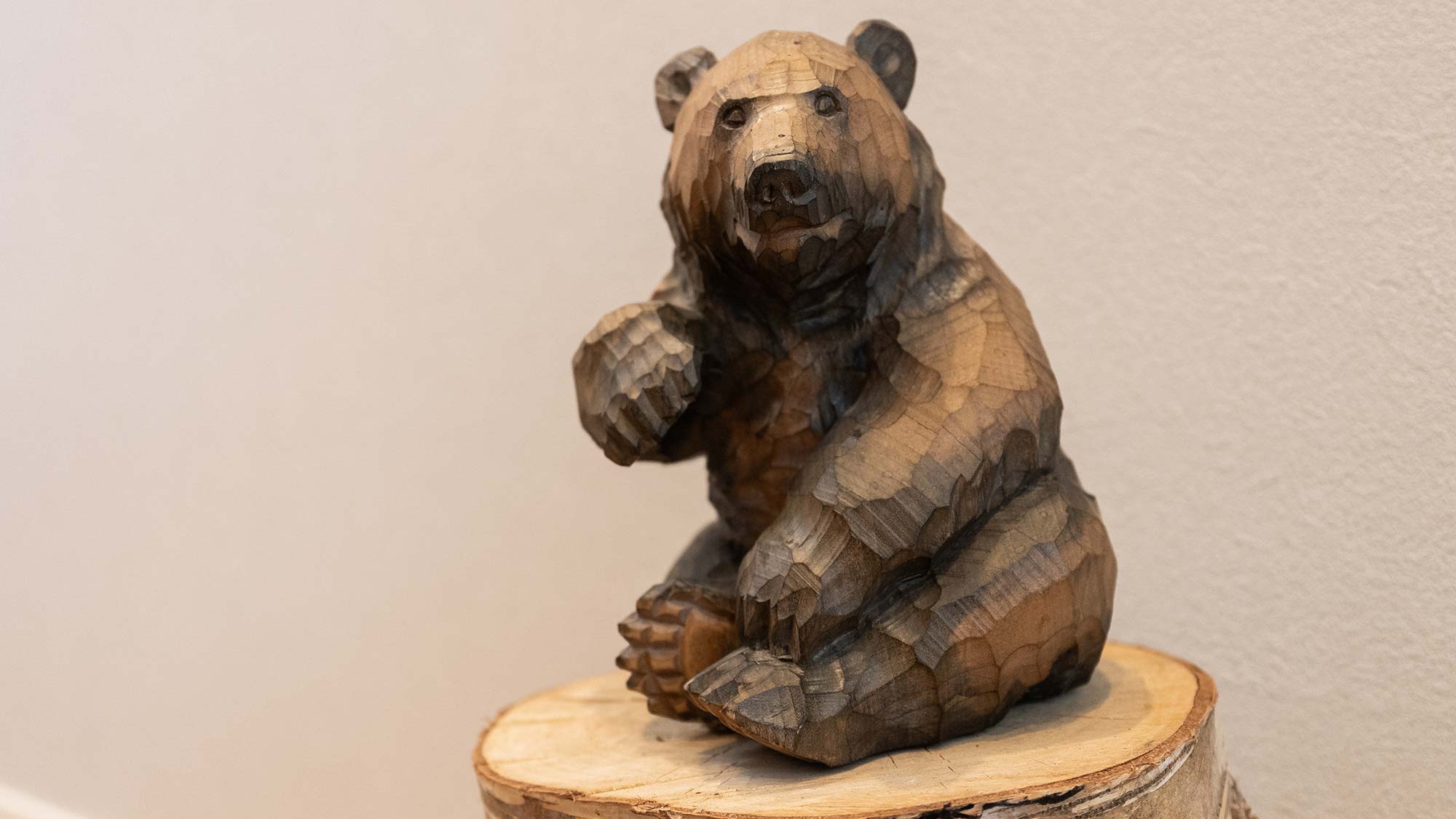 ・【木彫りの熊】北海道名物木彫りの熊は、魔除けや子供の成長の縁起が良いと言われています