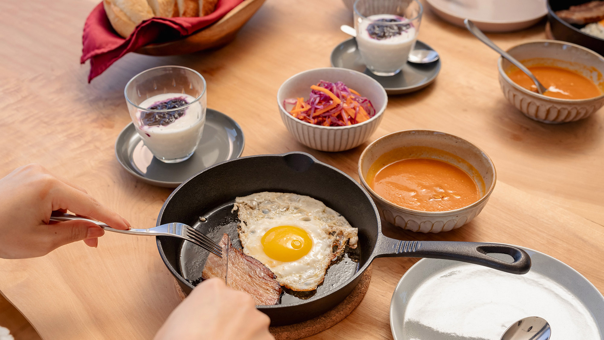 ・【朝食一例】食べ応えのあるベーコンに舌鼓(有料・要予約)