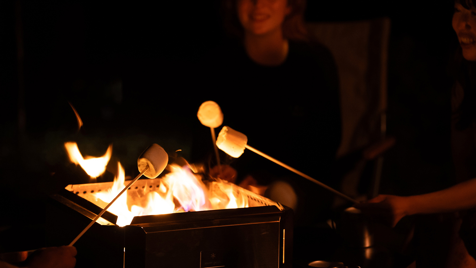 ・【焚火】アウトドアの定番、焼きマシュマロ！中はとろっとしてより美味しく感じること間違いなし