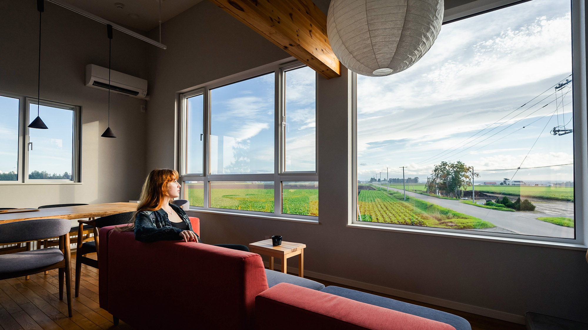 ・【リビング】大きな窓の向こうには雄大な景色が広がります