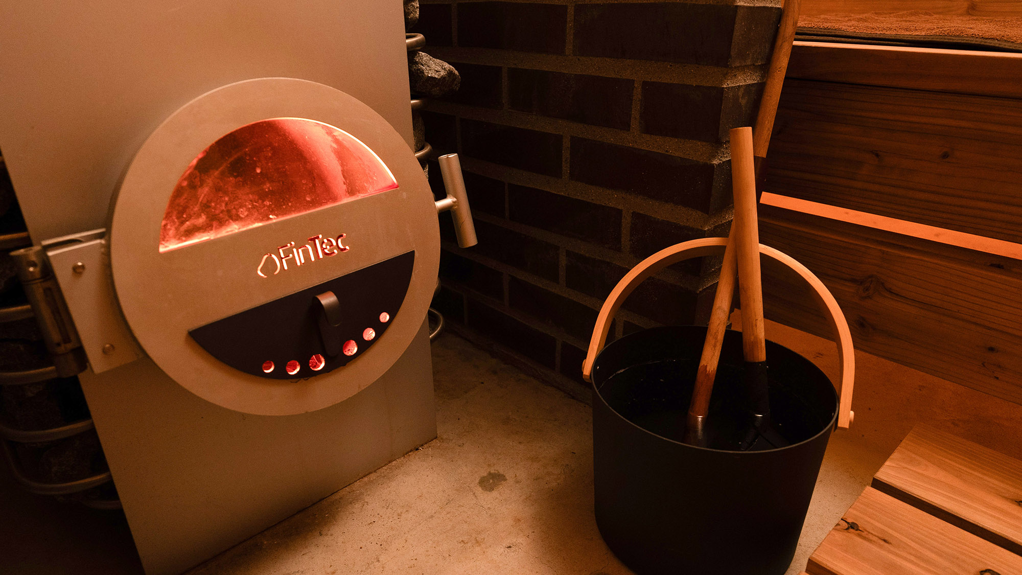 ・【サウナ】ストーブはドイツのFinTec。やわらかい暖かさで包み込んでくれます