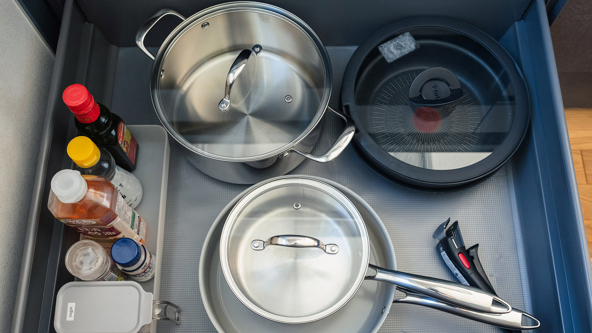 ・【キッチン】鍋、フライパン、調味料がございます