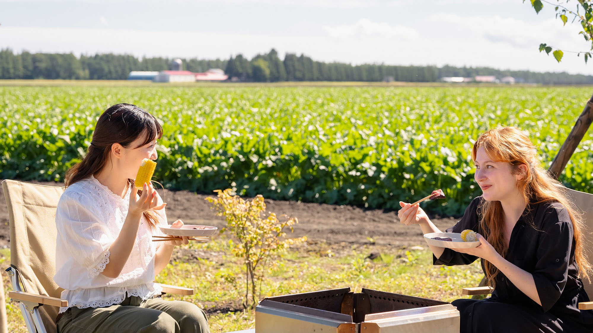 ・【BBQ一例】のどかな畑に囲まれたお庭でBBQ！炭火グリルの貸し出しも可能です(有料・要予約)