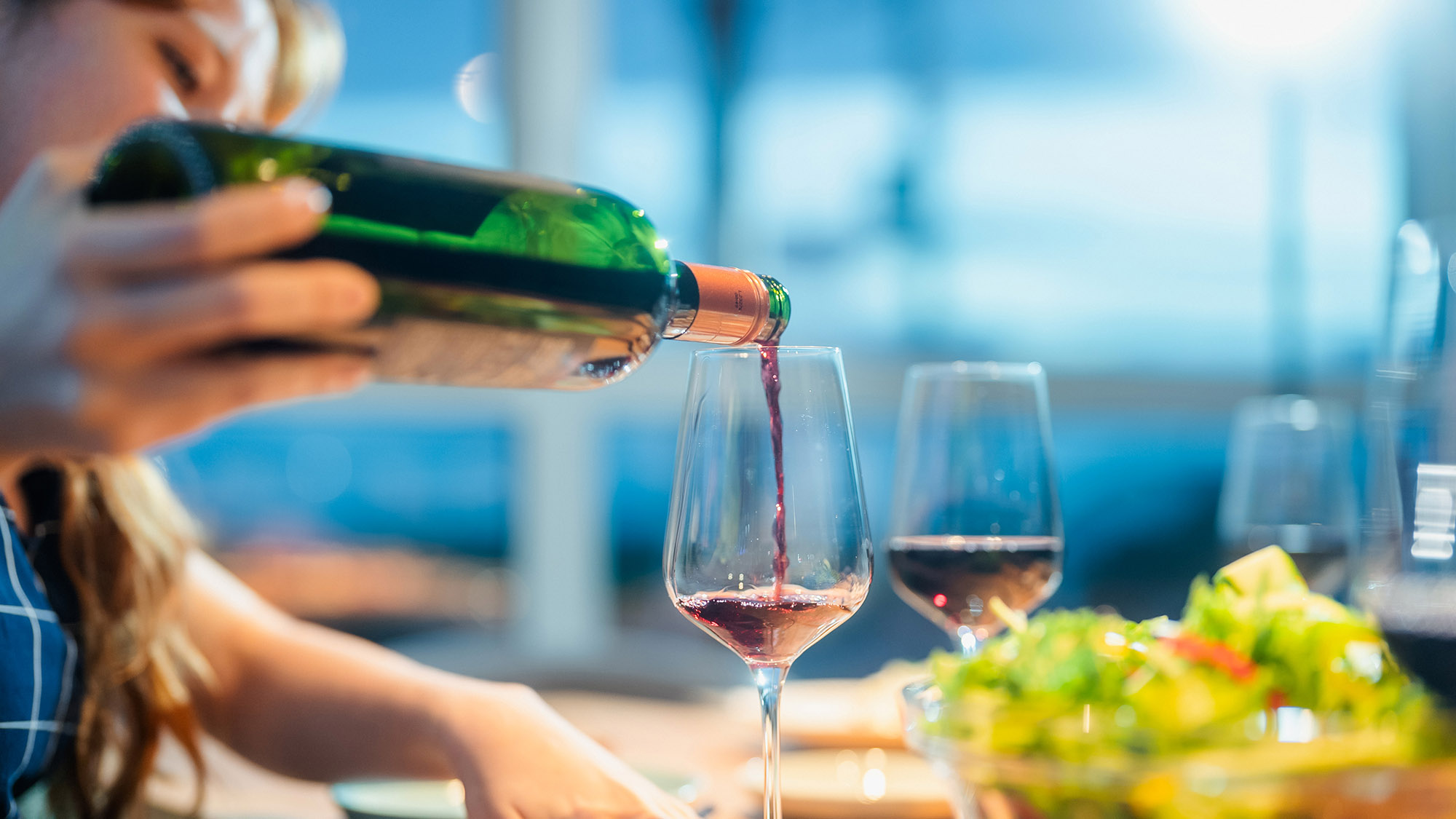 ・【夕食一例】ワインで乾杯♪こだわりのアヒージョやカプレーゼがお酒によく合います(有料・要予約)