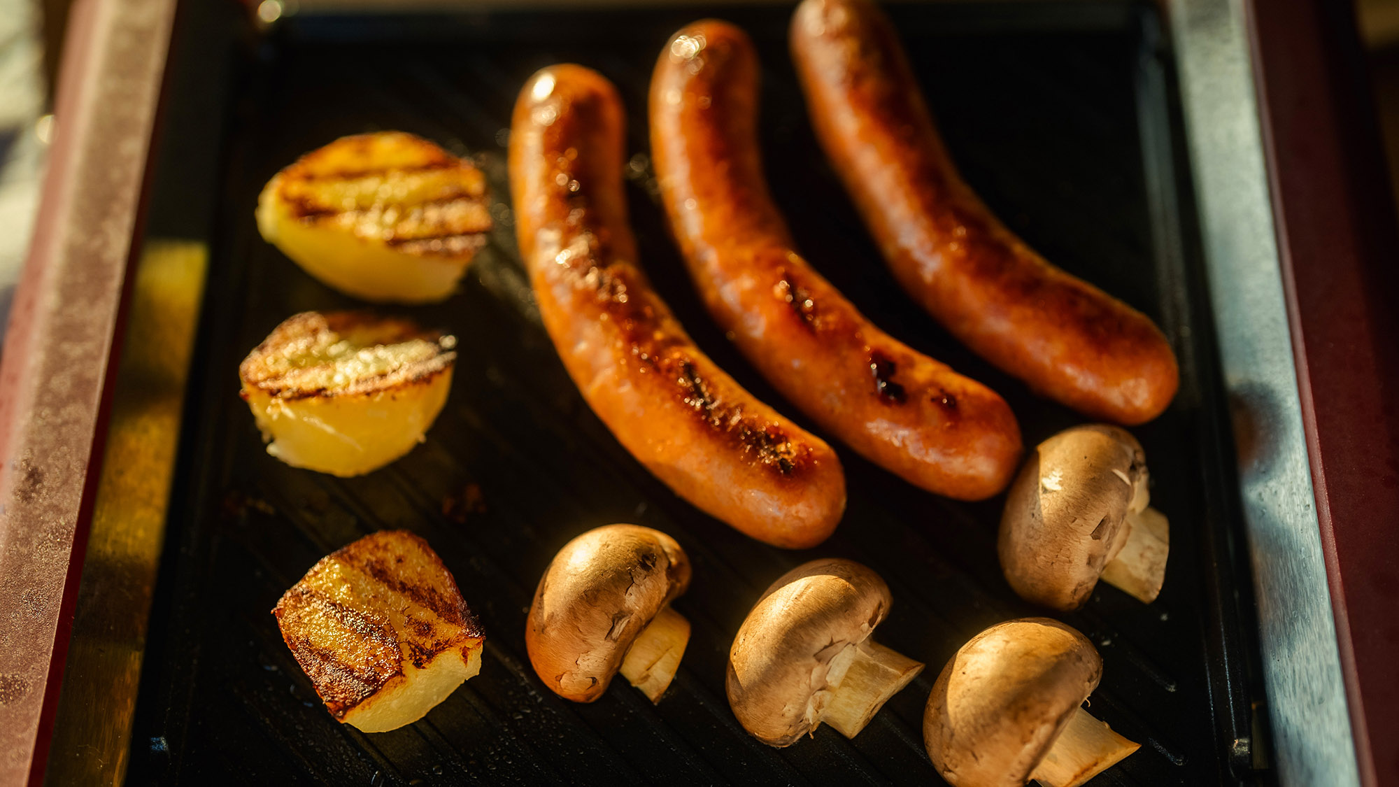 ・【夕食一例】ジューシーに焼き上げたソーセージ(有料・要予約)