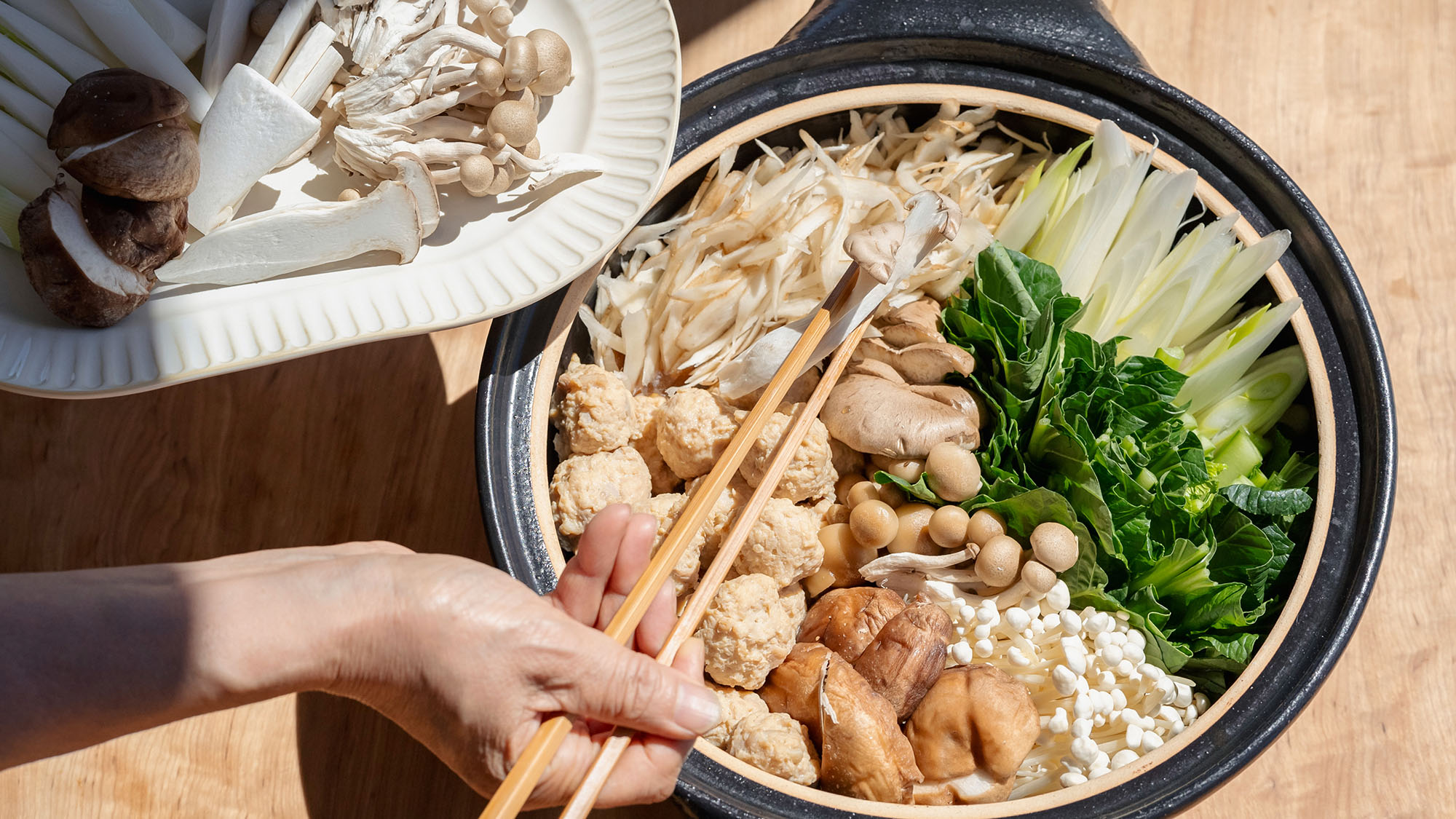 ・【夕食一例】野菜やキノコたっぷりのお鍋。寒い時期にぴったりなメニューです