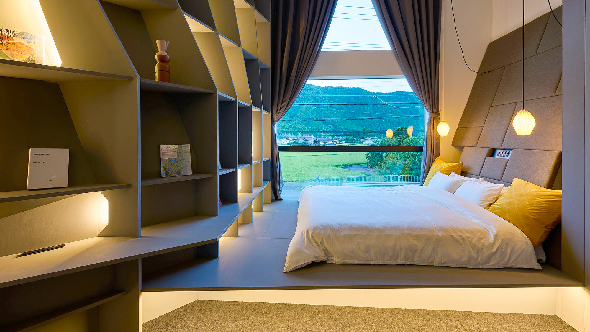 ・【記念日プラン】広々としたベッドルーム。窓の外に広がる田園風景をお愉しみください。