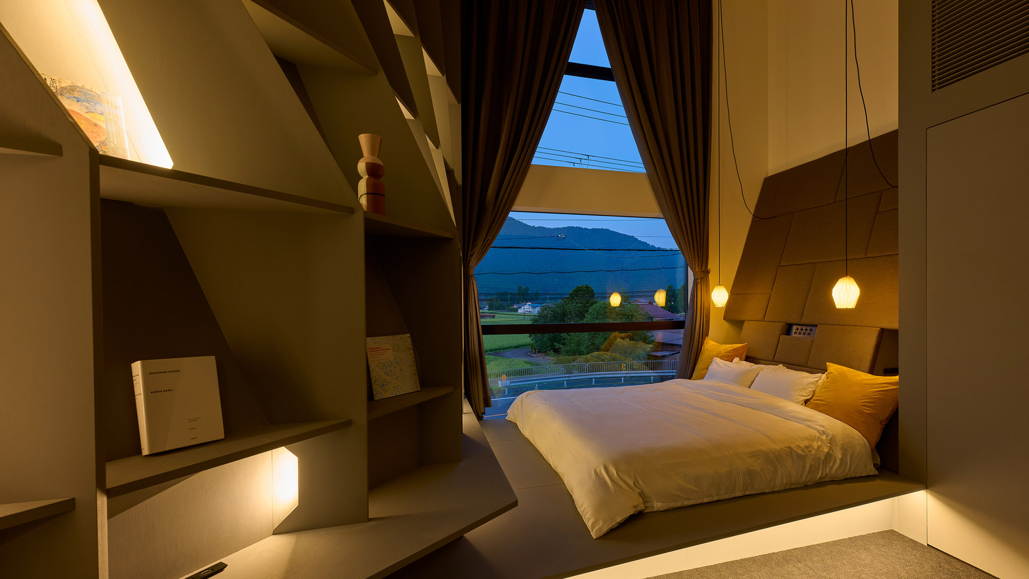 ・【寝室1】温かみのある照明が目に優しく、自然と眠りに誘います