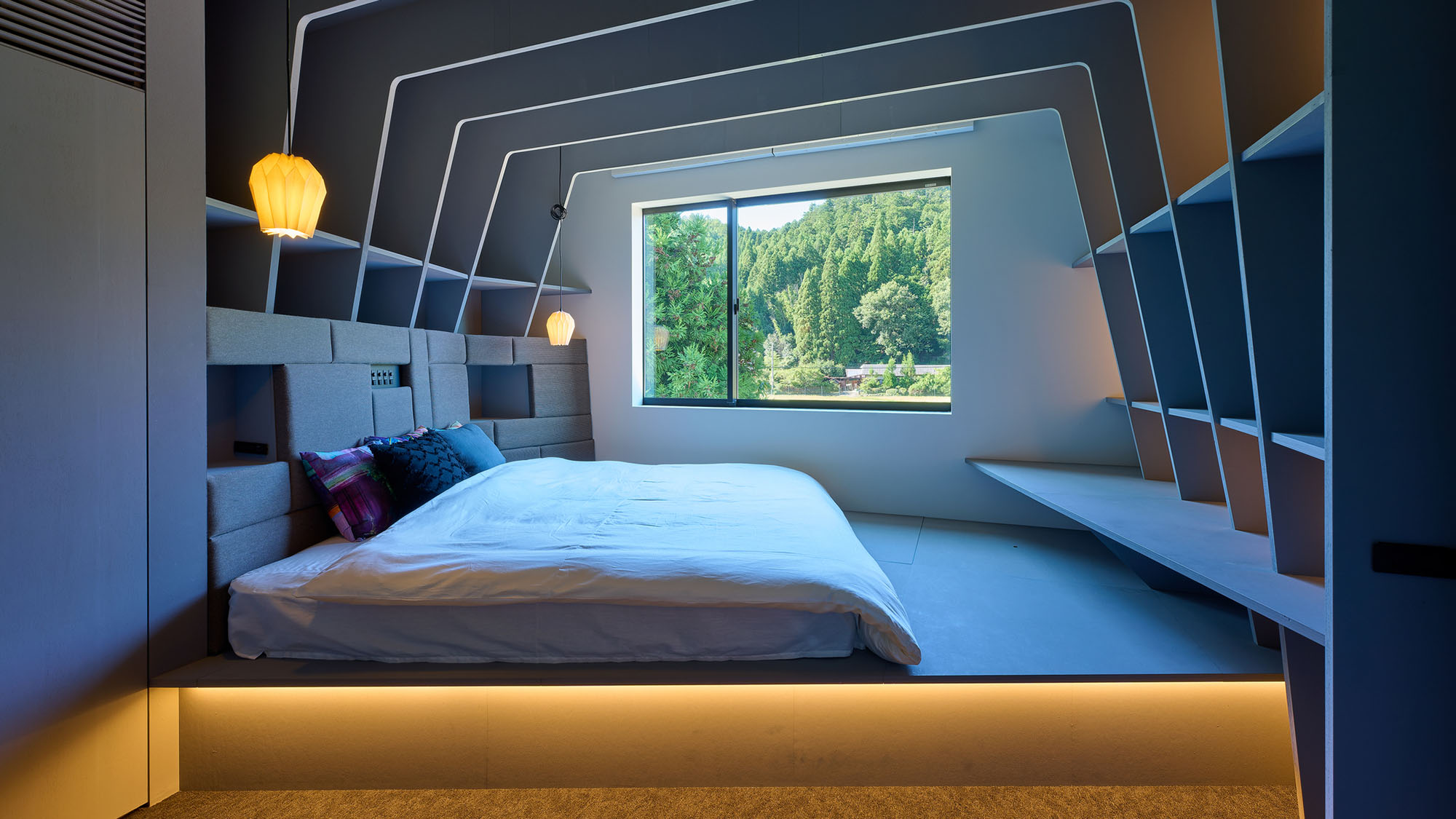 ・【寝室2】クイーンベッド2台をつなげて、キングサイズベッドとしてもご利用いただけます