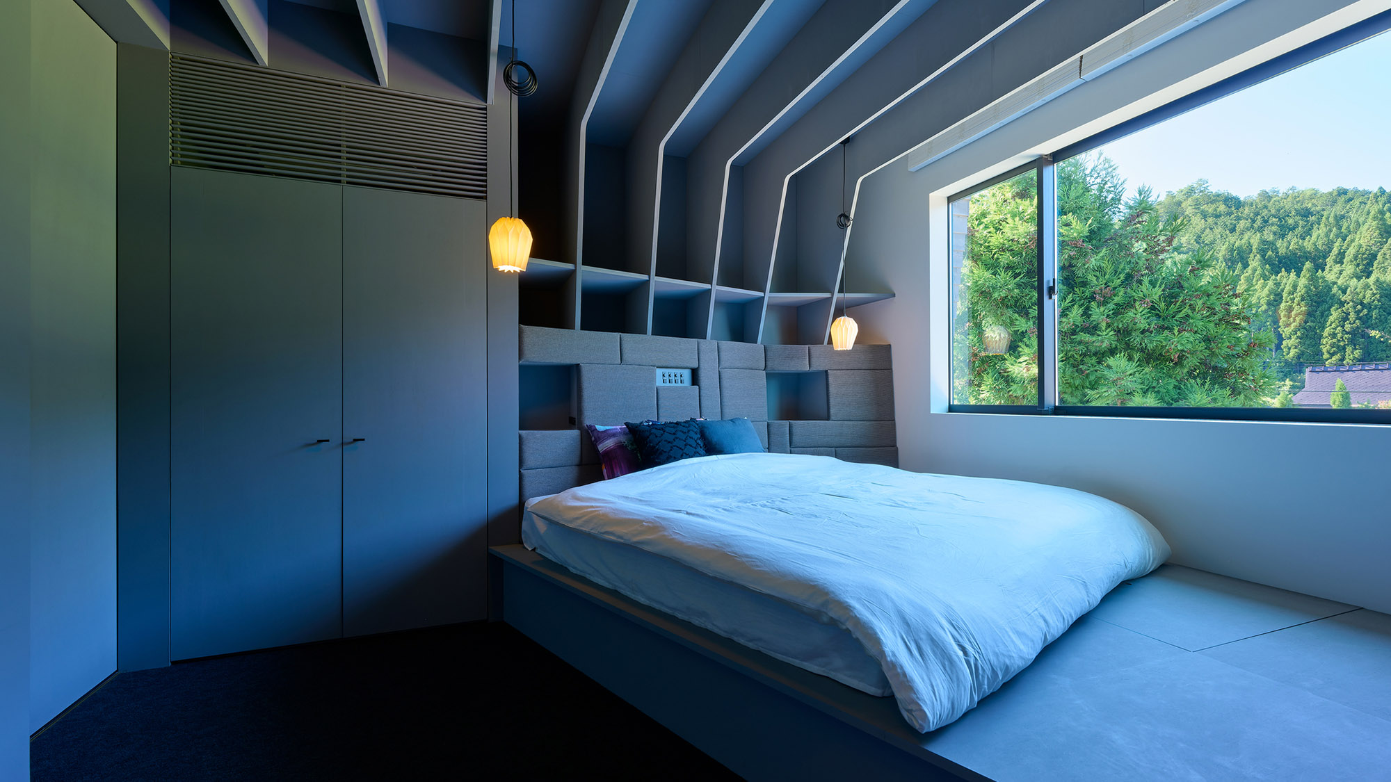 ・【寝室2】窓いっぱいに広がる大自然。明るい光が差し込み、気持ちの良い朝を迎えられそうです