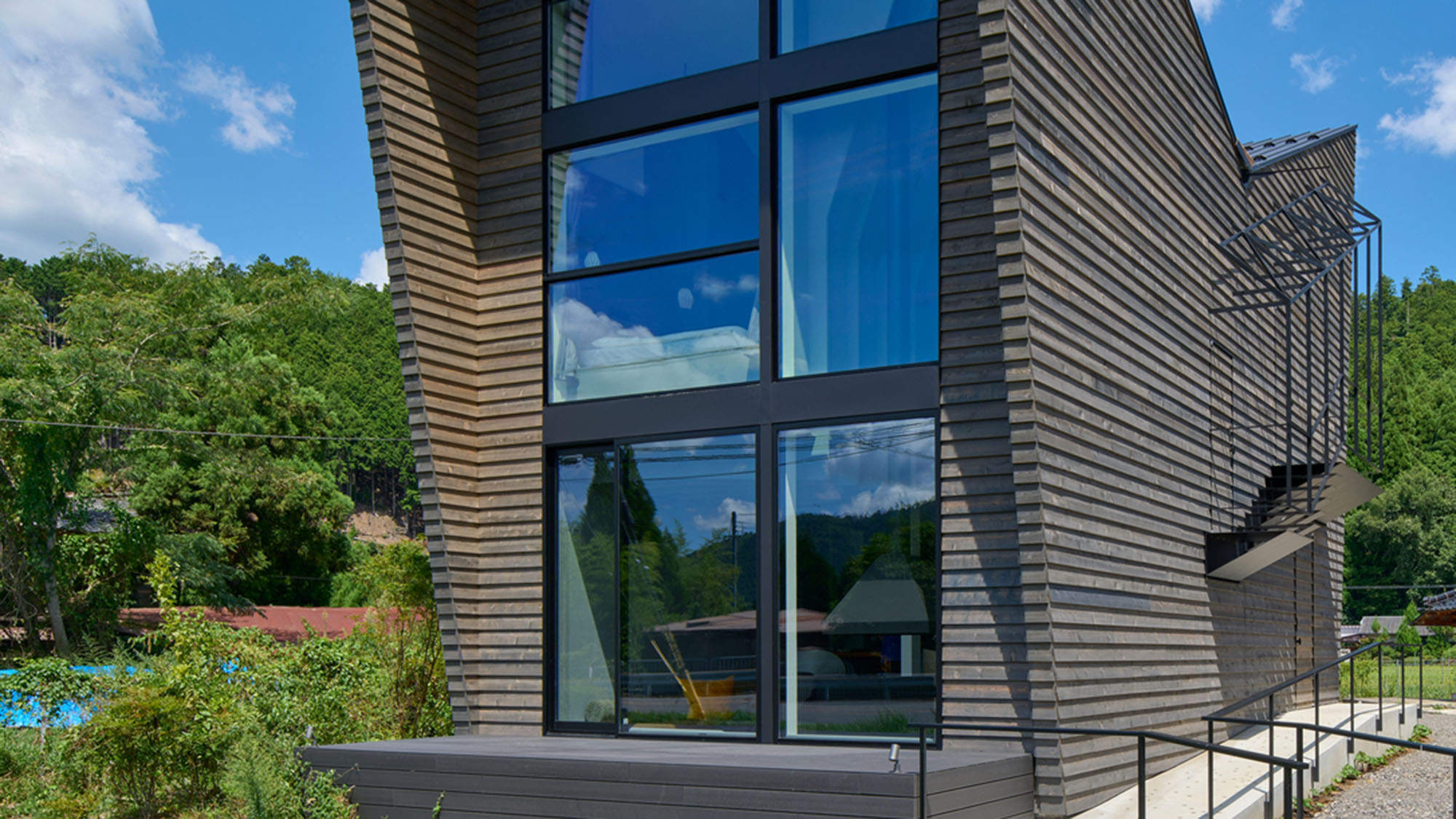 ・【外観】豊かな自然と歴史が共存する京北地域に立地する、1日1組限定の一棟貸しです