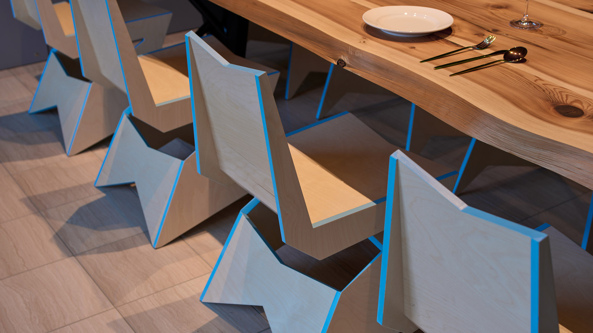 ・【ダイニング】個性的なチェアはGENETO Architect`sが手掛けたものです