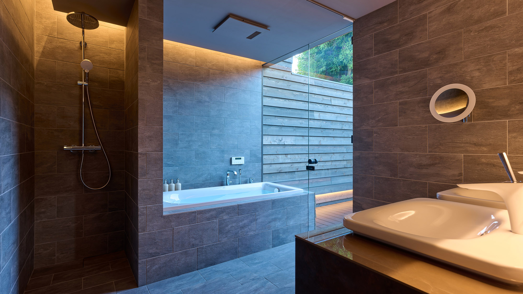 ・【バスルーム】寒い夜は、室内でゆったり湯浴みをご堪能いただけます