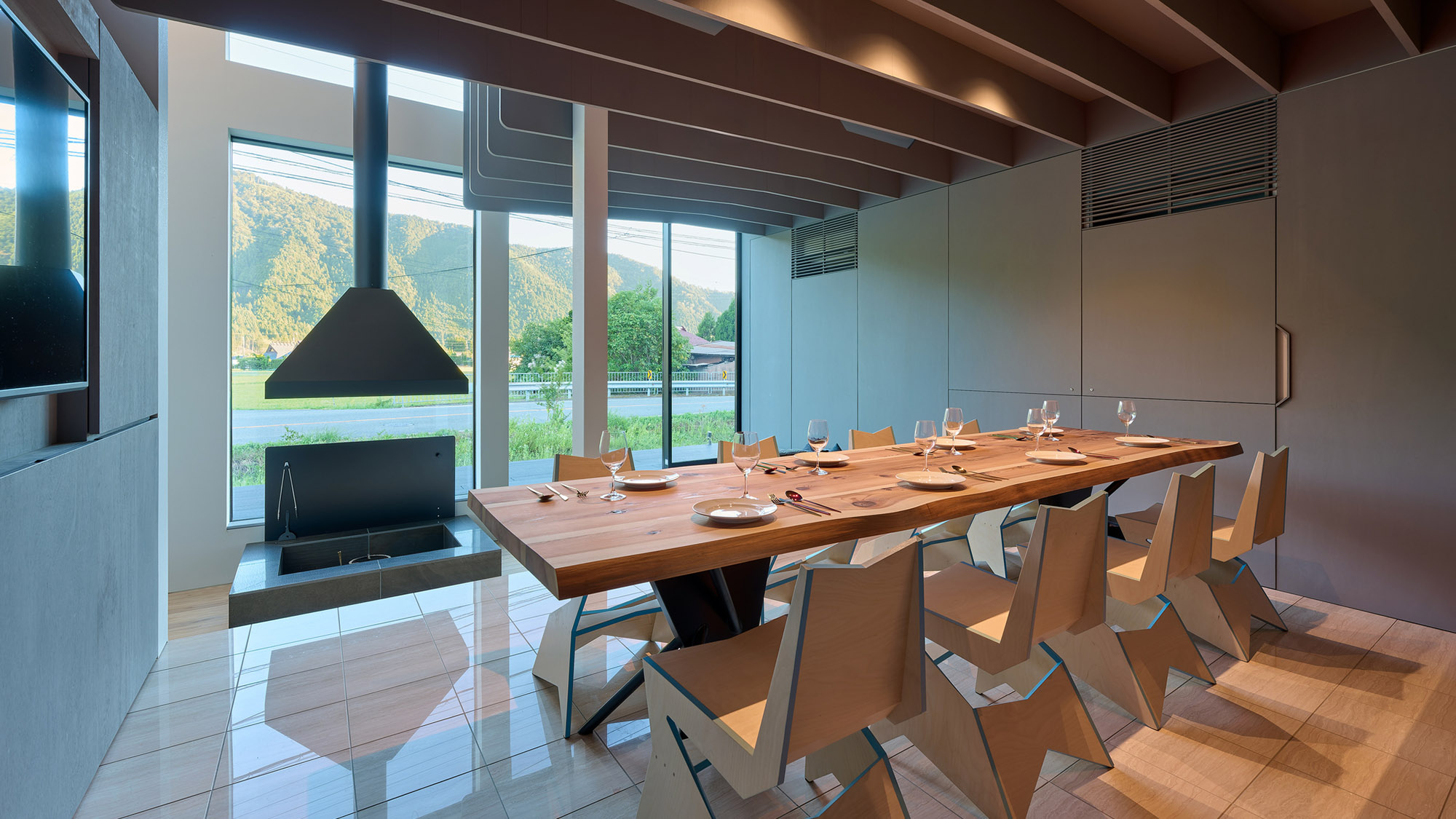 ・【ダイニング】大自然を眺めながら、優雅な朝食時間をお過ごしください