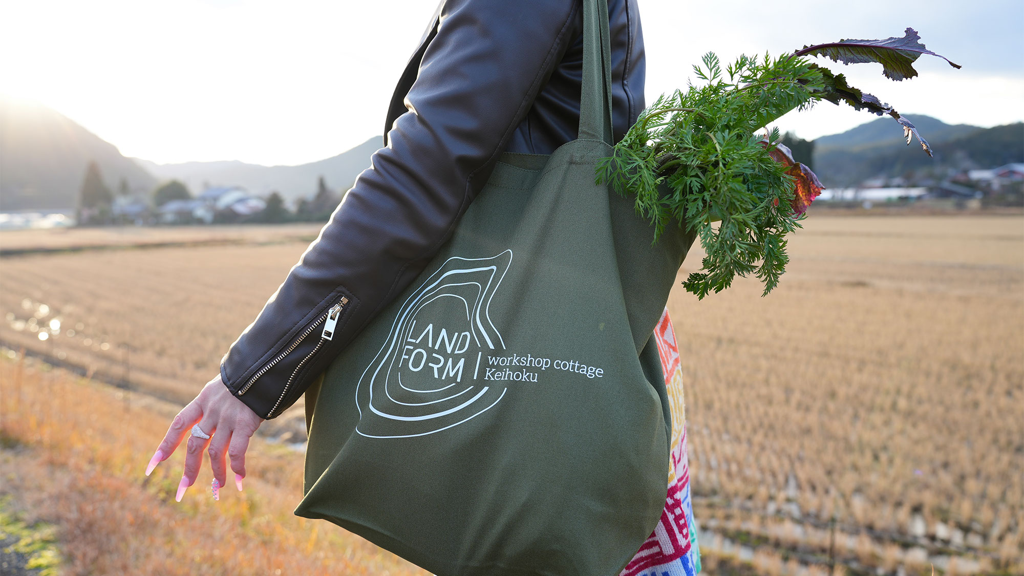 ・【エコバッグ】宿泊者プレゼントのオリジナルエコバッグは肩掛けも可能です。