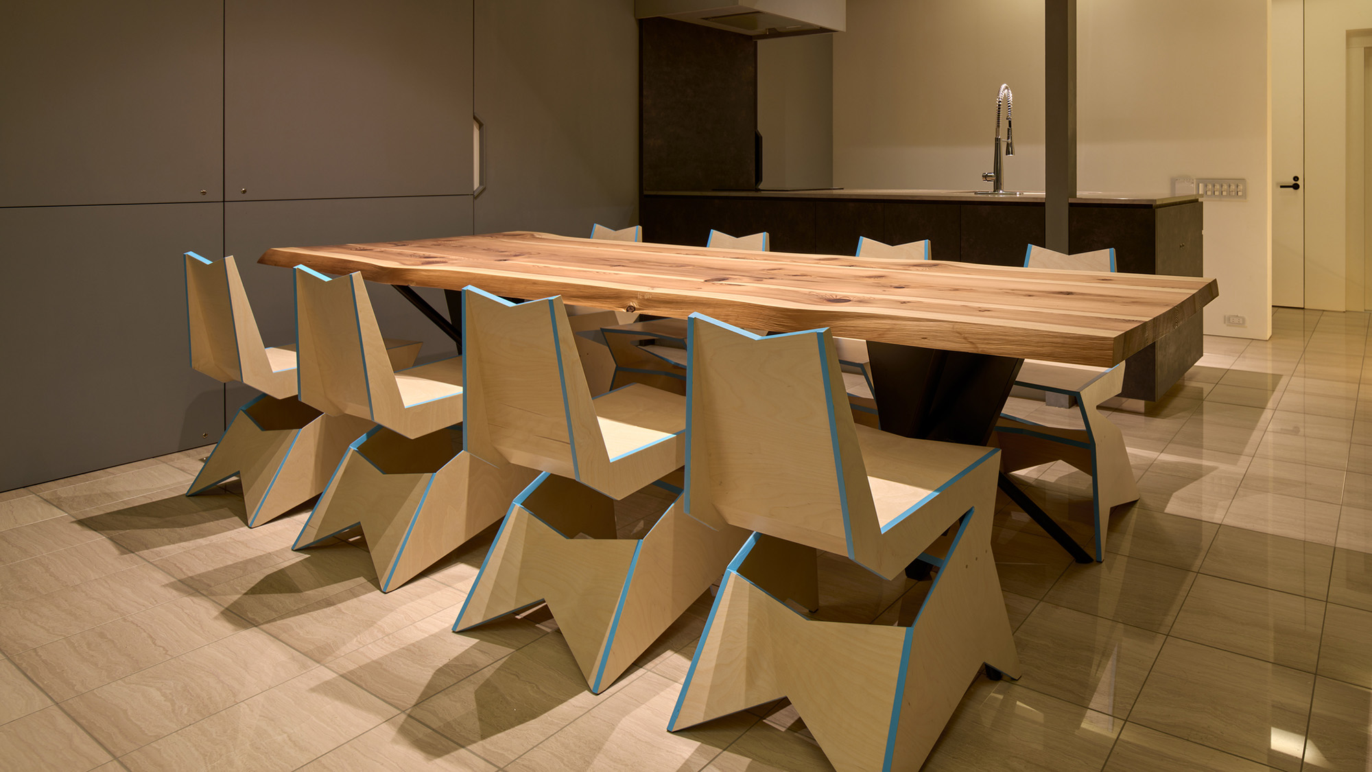 ・【ワーキングエリア】ご要望に応じて、プロジェクターやFAXを使用することも可能です（有料）