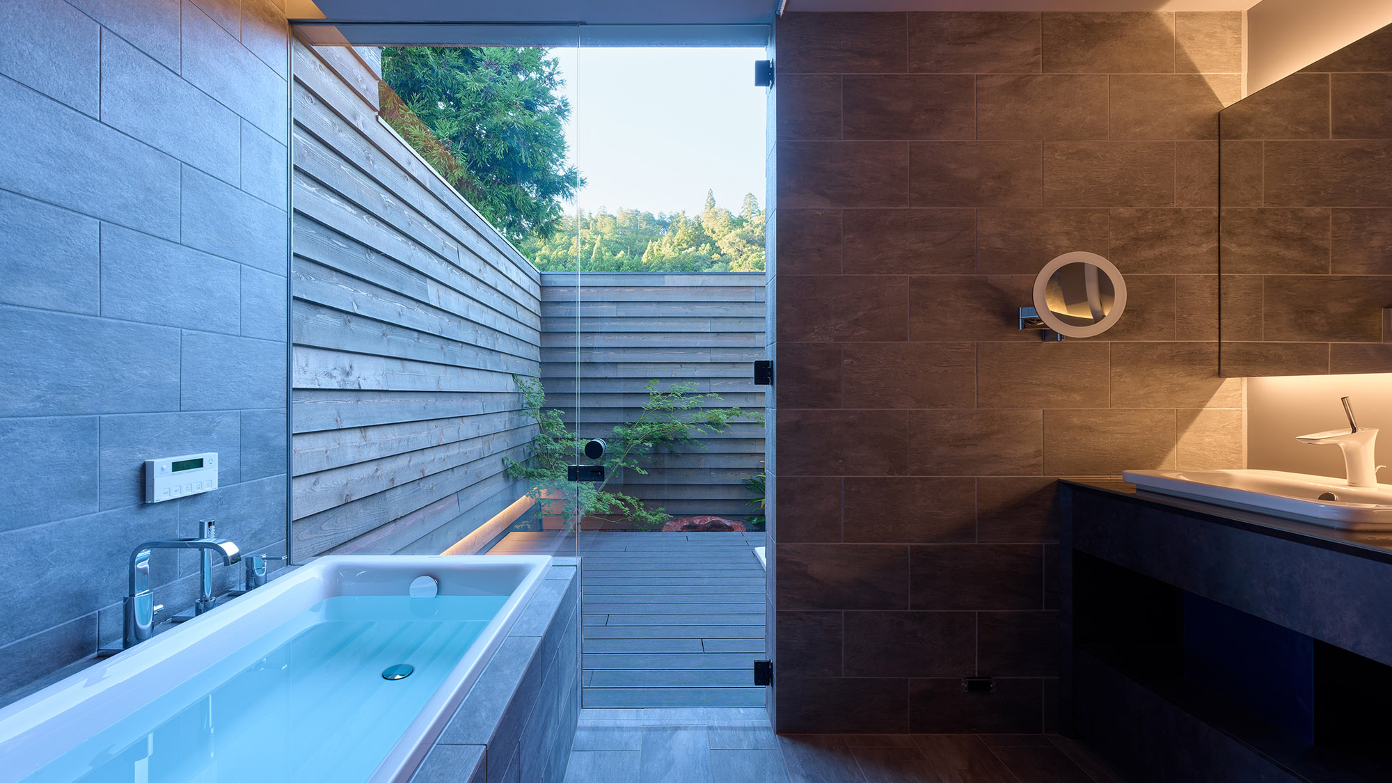 ・【バスルーム】開放感抜群のお風呂空間。露天と繋がるバスルームで癒しの時間を