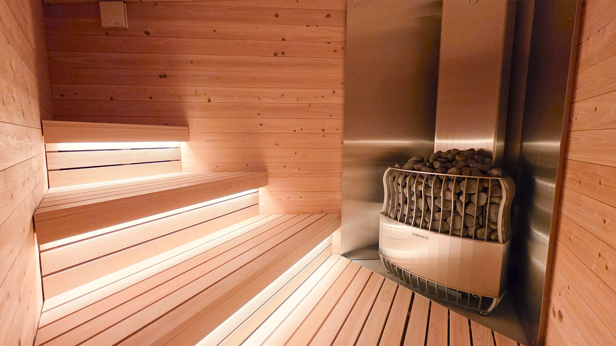 ・【サウナ】ロウリュウサウナで発汗作用の促進も体験いただけます。