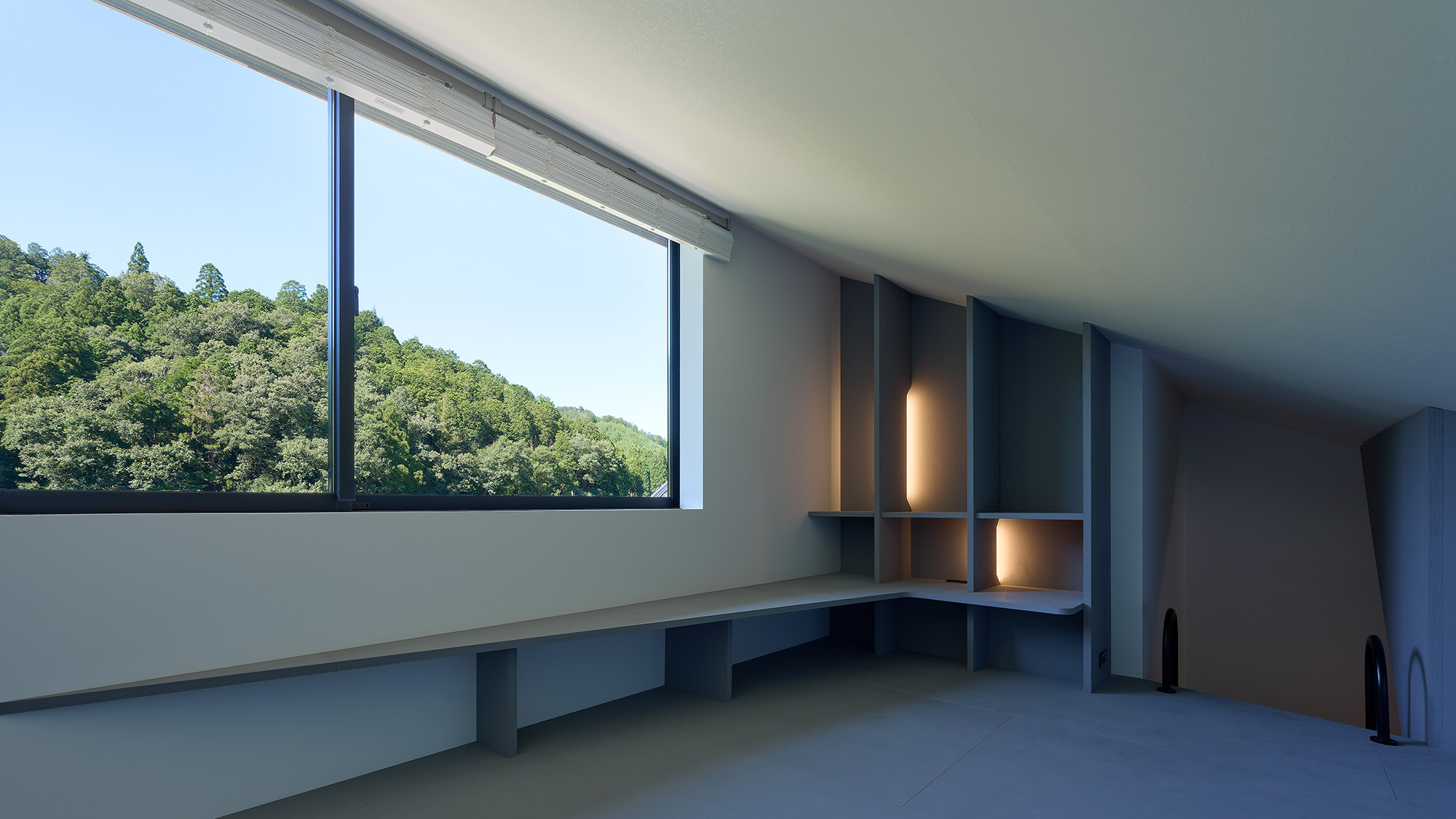 ・【多目的室】大きな窓からは"京北"の山々。緑を眺めながらリラックスしてお過ごしいただけます