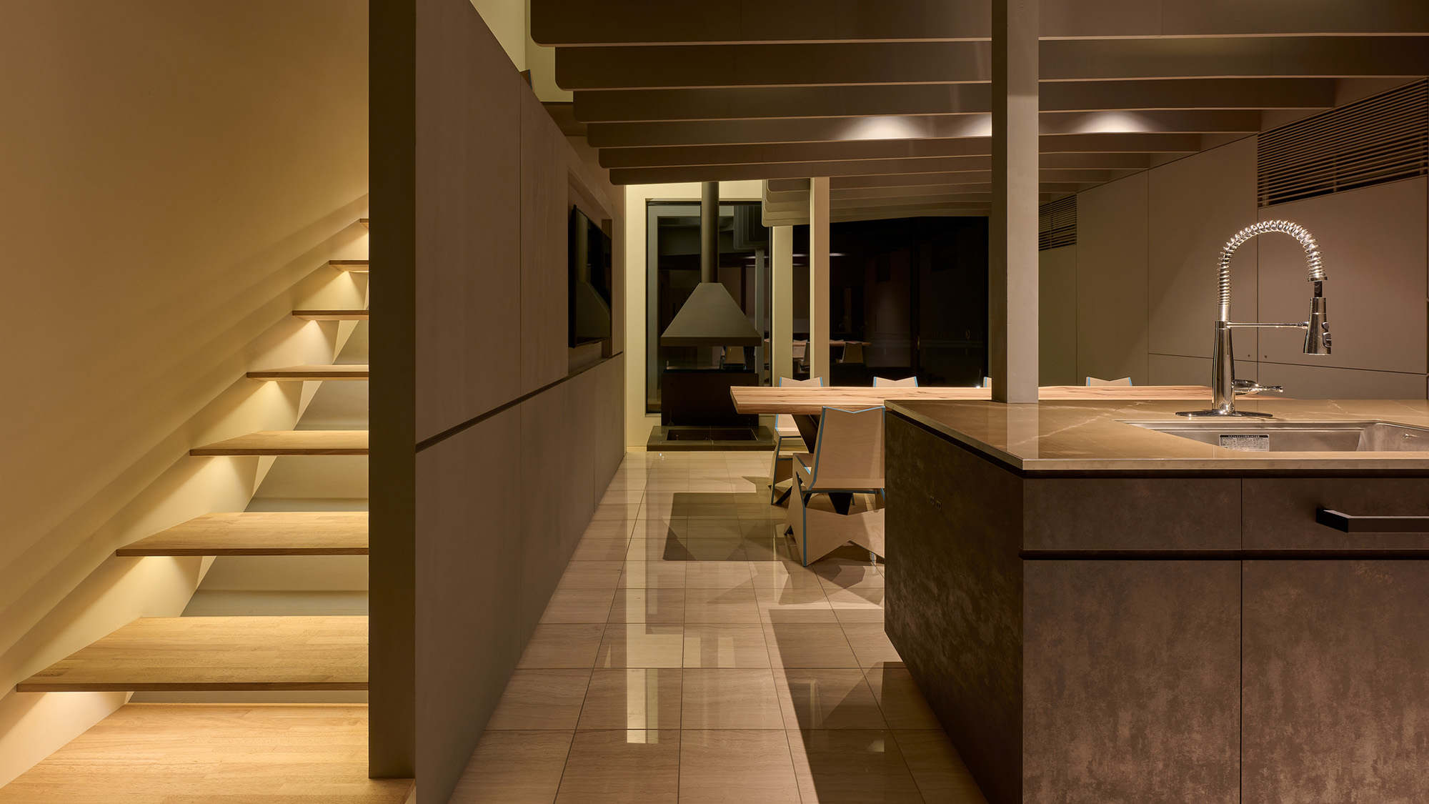 ・【内装】機能性とラグジュアリーにこだわったキッチンと洗面。階段の先に、くつろぎの寝室がございます