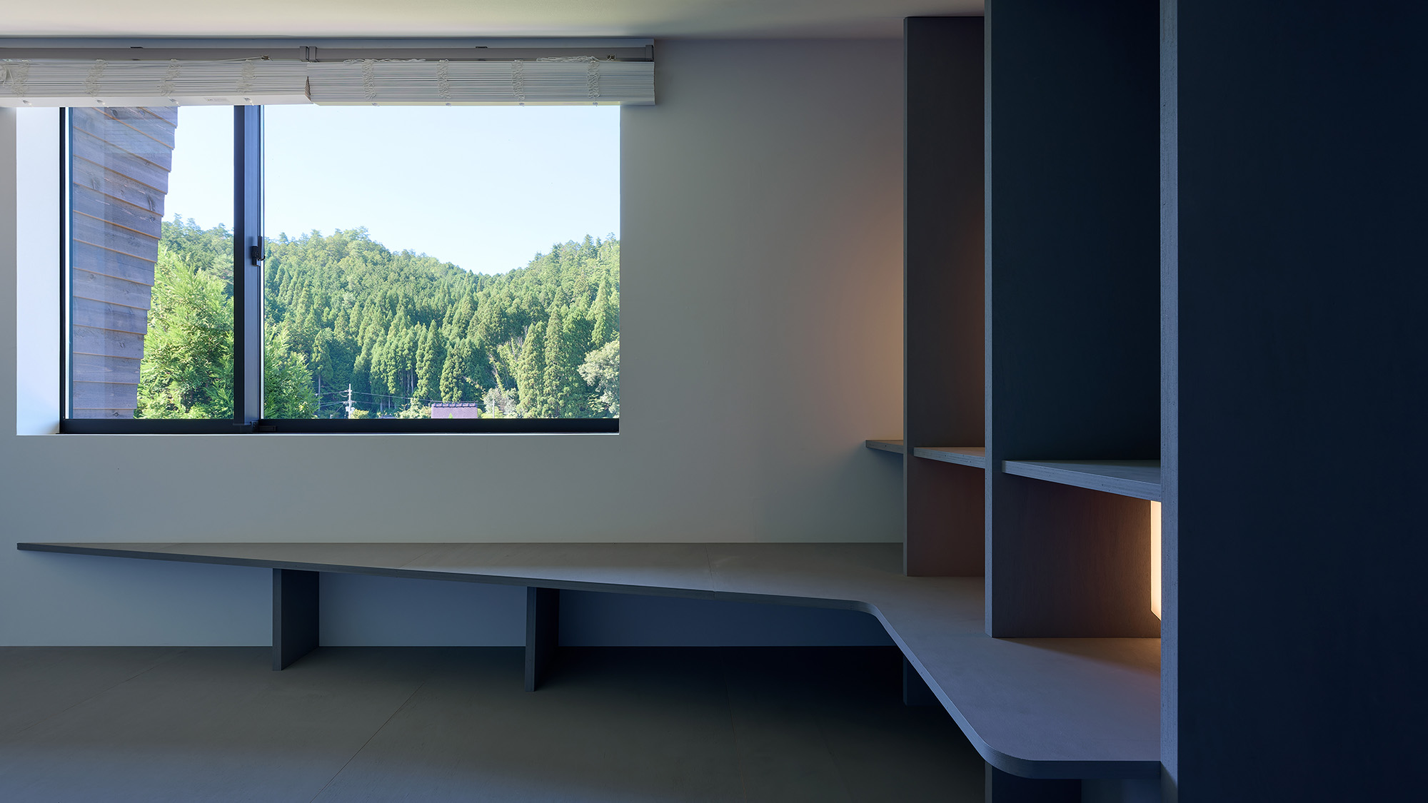 ・【多目的室】書き物などが出来るスペースを完備。プライベート空間で集中して作業ができます