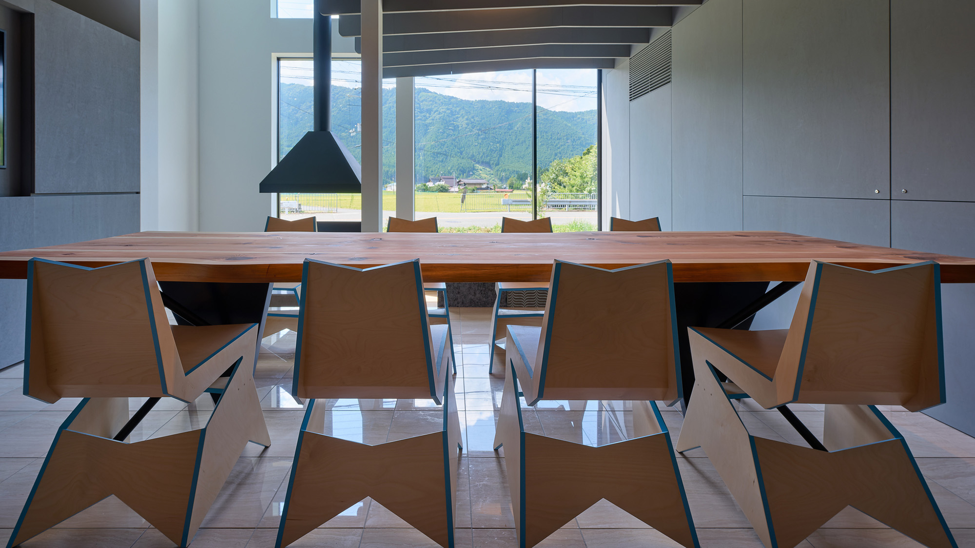 ・【ワーキングエリア】最大8名で利用できる会議スペース。窓から望める緑を見れば集中力が高まります