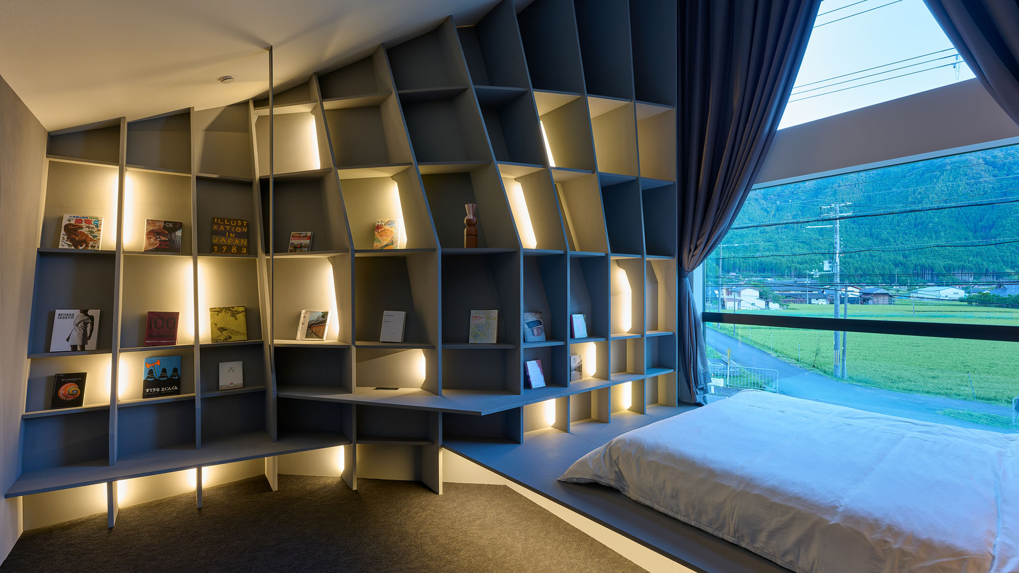 ・【寝室1】窓の外に広がる田園風景と調和するアートな空間。非日常的な滞在をお愉しみください