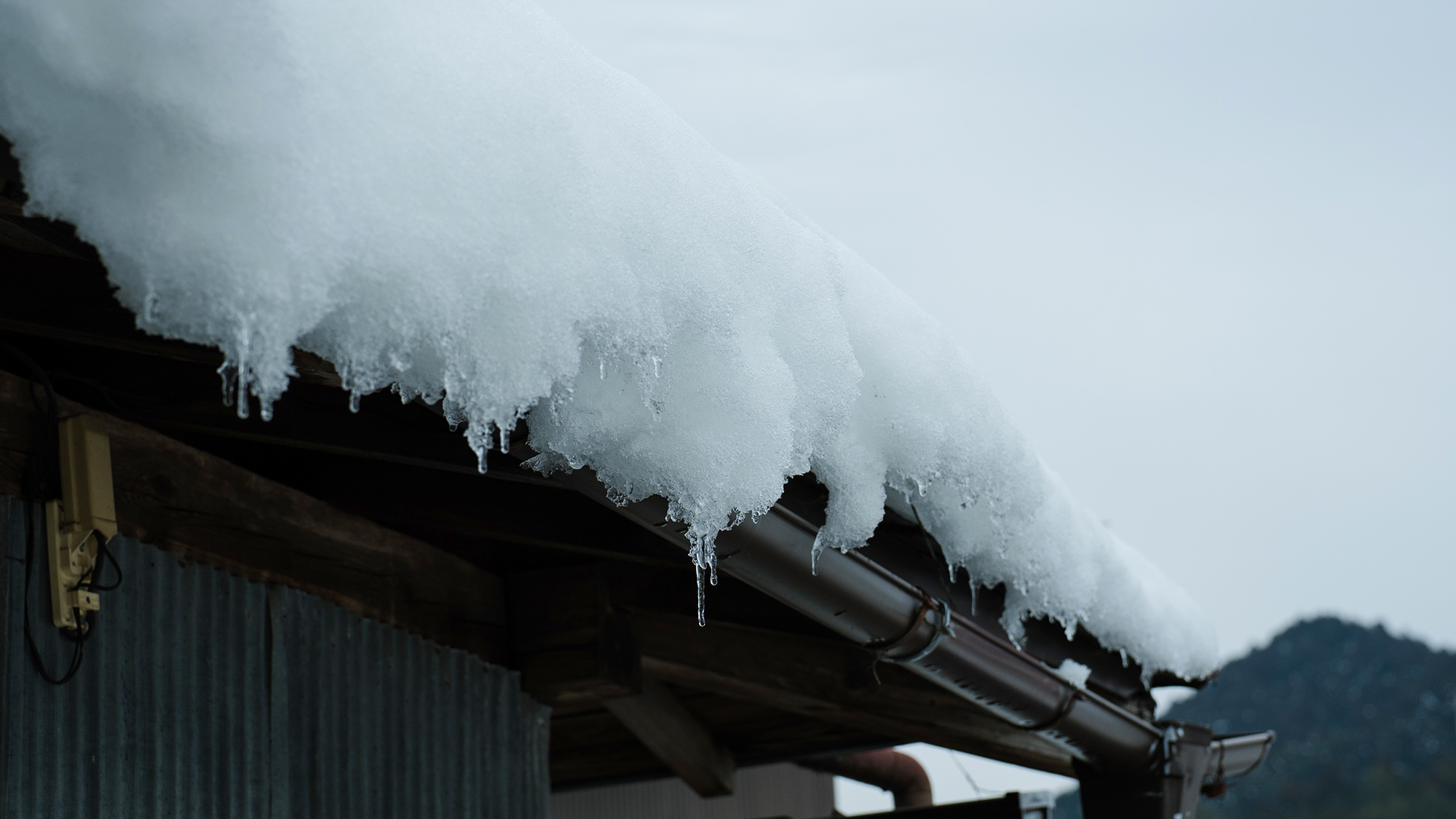 ・【周辺／冬】屋根にもこんもりと雪が積もり、冬の情景が深まります
