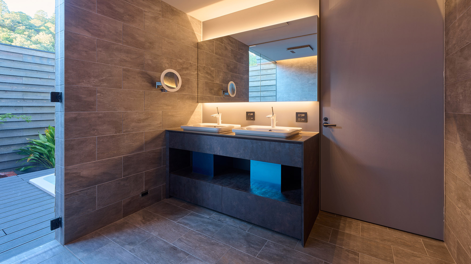 ・【バスルーム／洗面所】シンクが2台ございますので、朝の支度もこれで安心