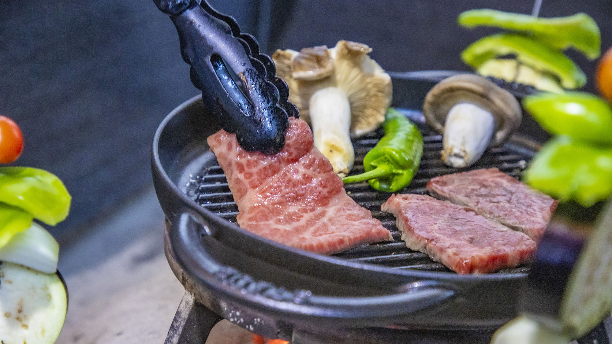 ・【BBQ一例】焼ける音がまた食欲をそそります。グループやご家族でお楽しみください