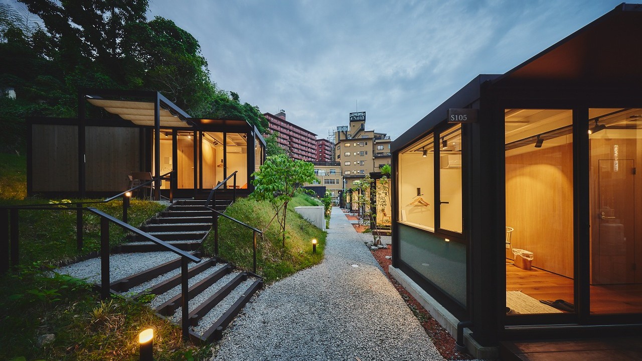 コンテナホテル雰囲気夜