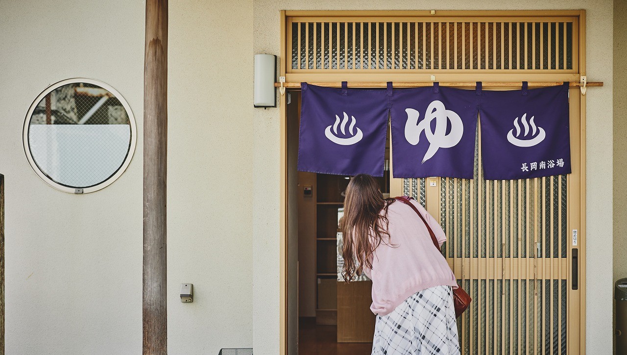 南浴場：気軽に立ち寄れる、街なかの一湯。レトロな温泉街歩きとあわせて楽しめます。