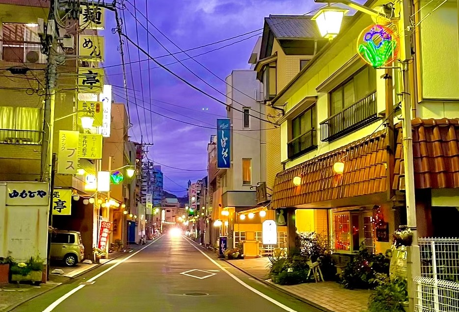 ・【温泉街】目の前のレトロな「温泉場出逢い通り」には名物の温泉饅頭や射的場もあり