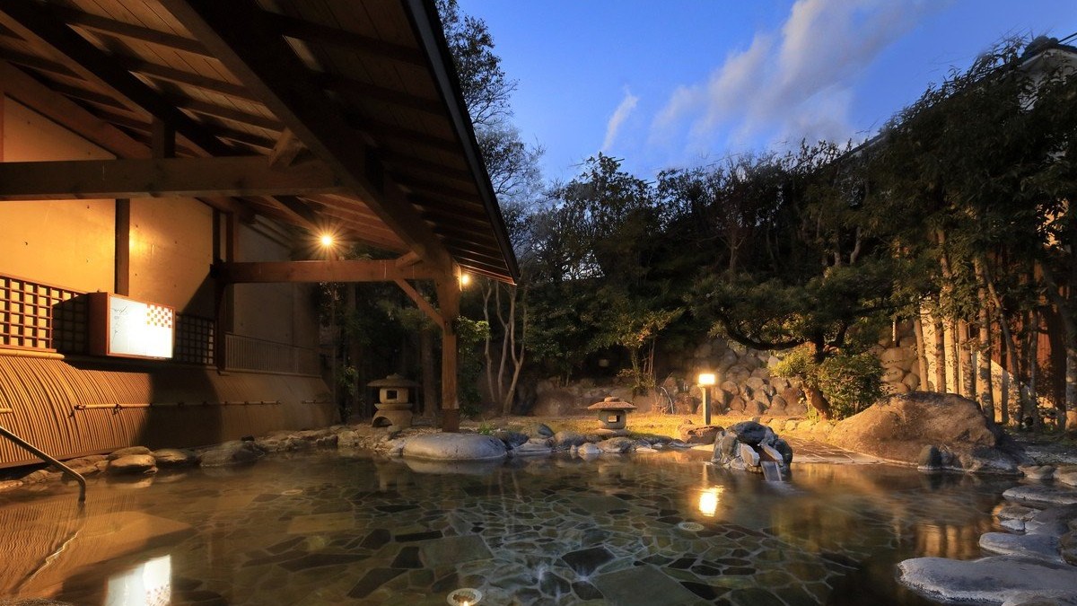 ホテル茜：開放感のある湯で、旅のひと休み。到着後の一湯にもおすすめです。