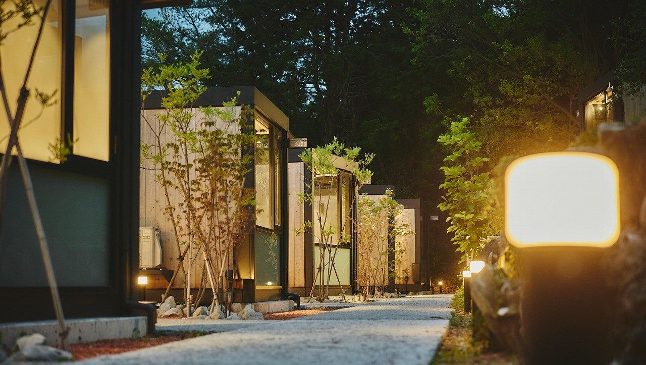 コンテナホテル雰囲気夜手前