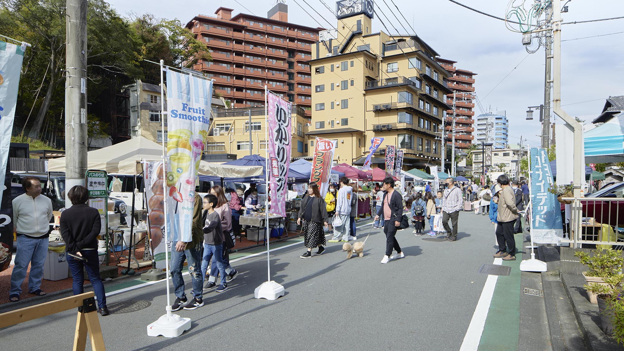 ・【ミライ広場（多目的駐車場）】イベントでは気軽な食べ歩きも楽しみのひとつ